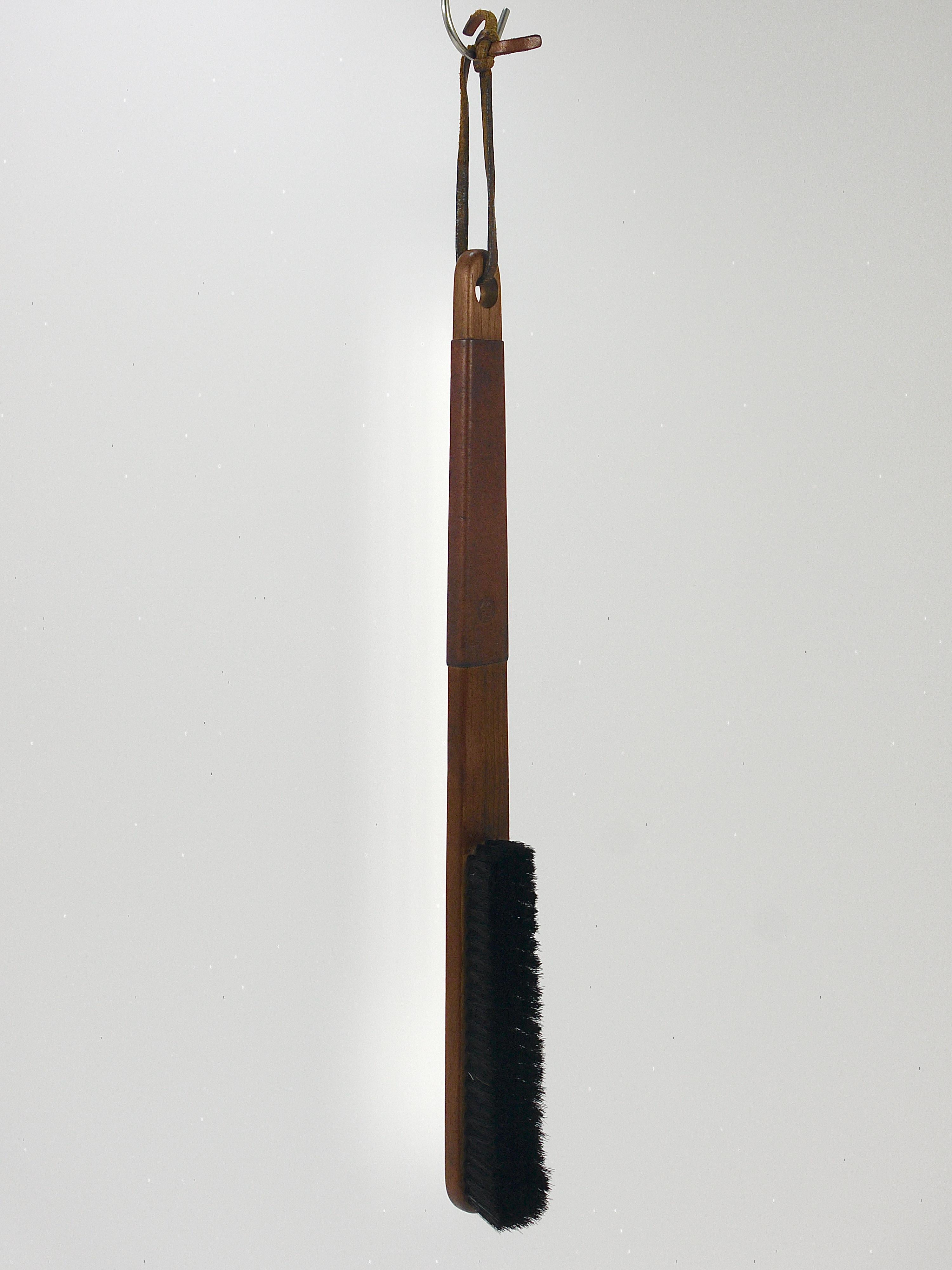 Autrichien Brosse à vêtements en noyer et cuir Carl Aubock, Autriche, années 1950 en vente