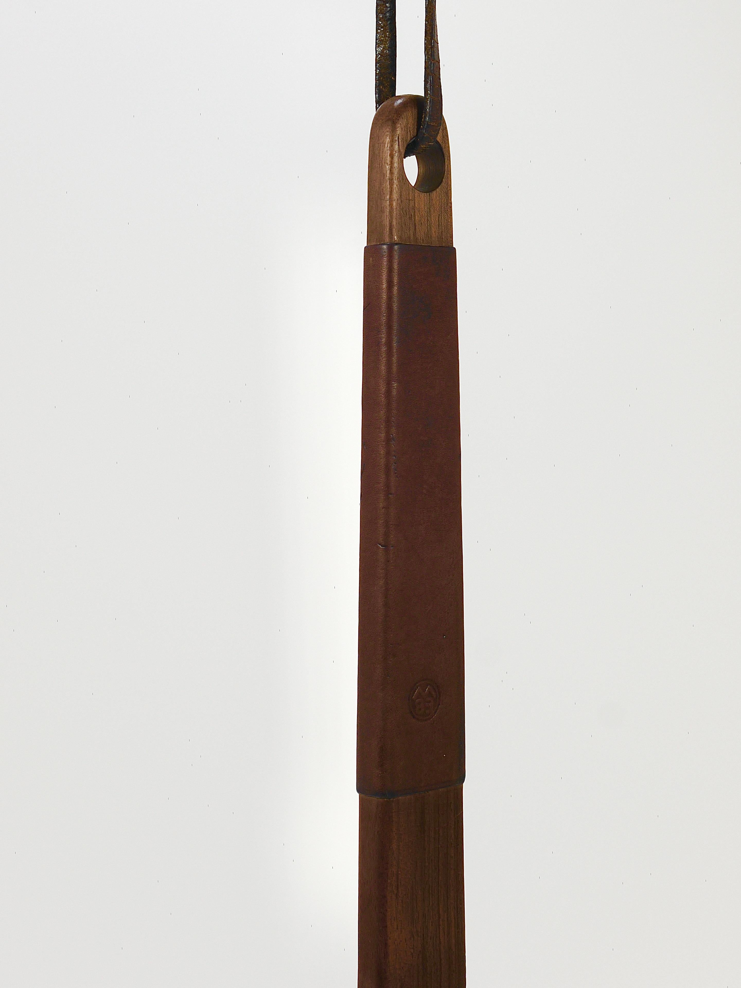 Brosse à vêtements en noyer et cuir Carl Aubock, Autriche, années 1950 Bon état - En vente à Vienna, AT