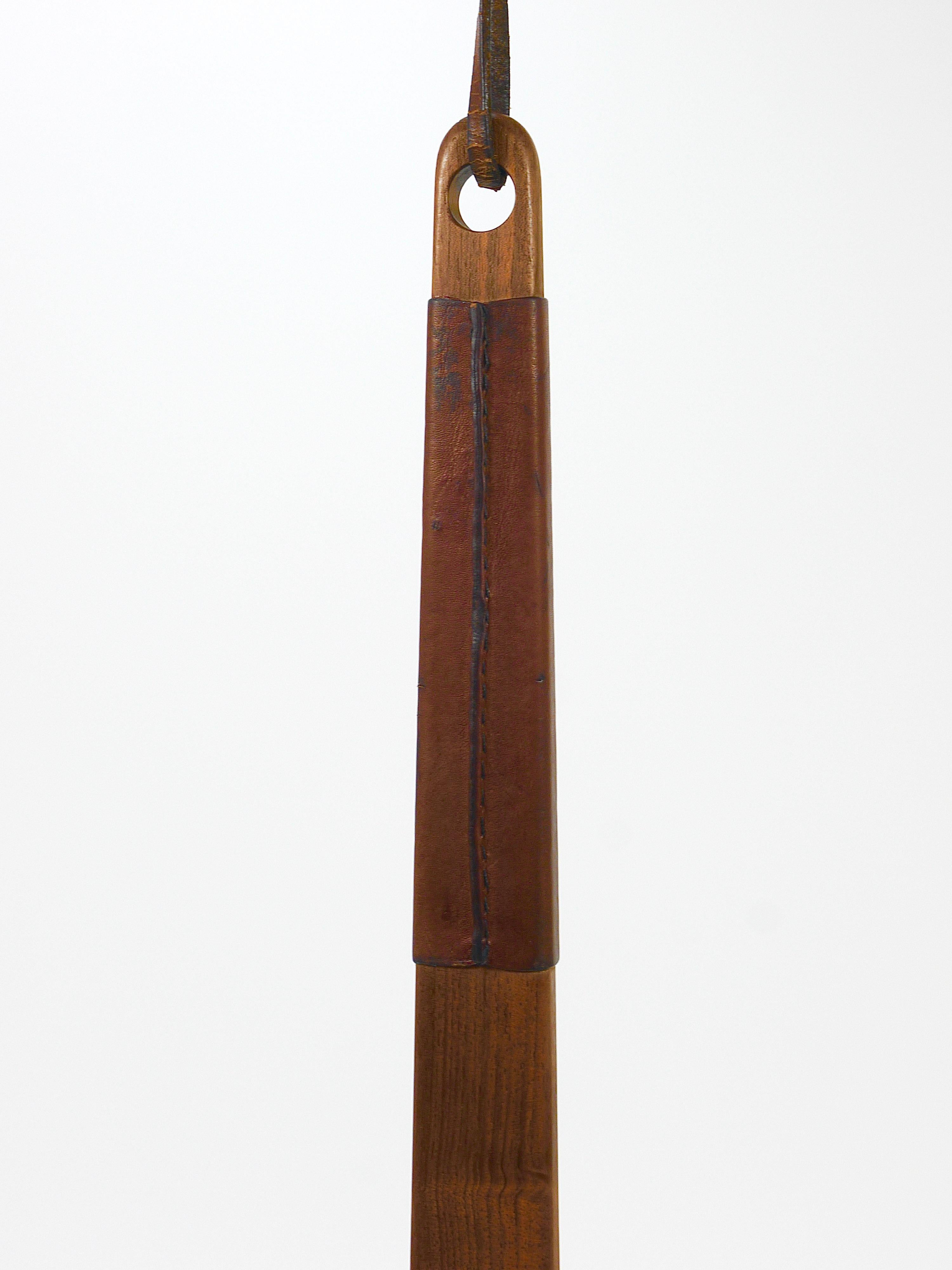 20ième siècle Brosse à vêtements en noyer et cuir Carl Aubock, Autriche, années 1950 en vente