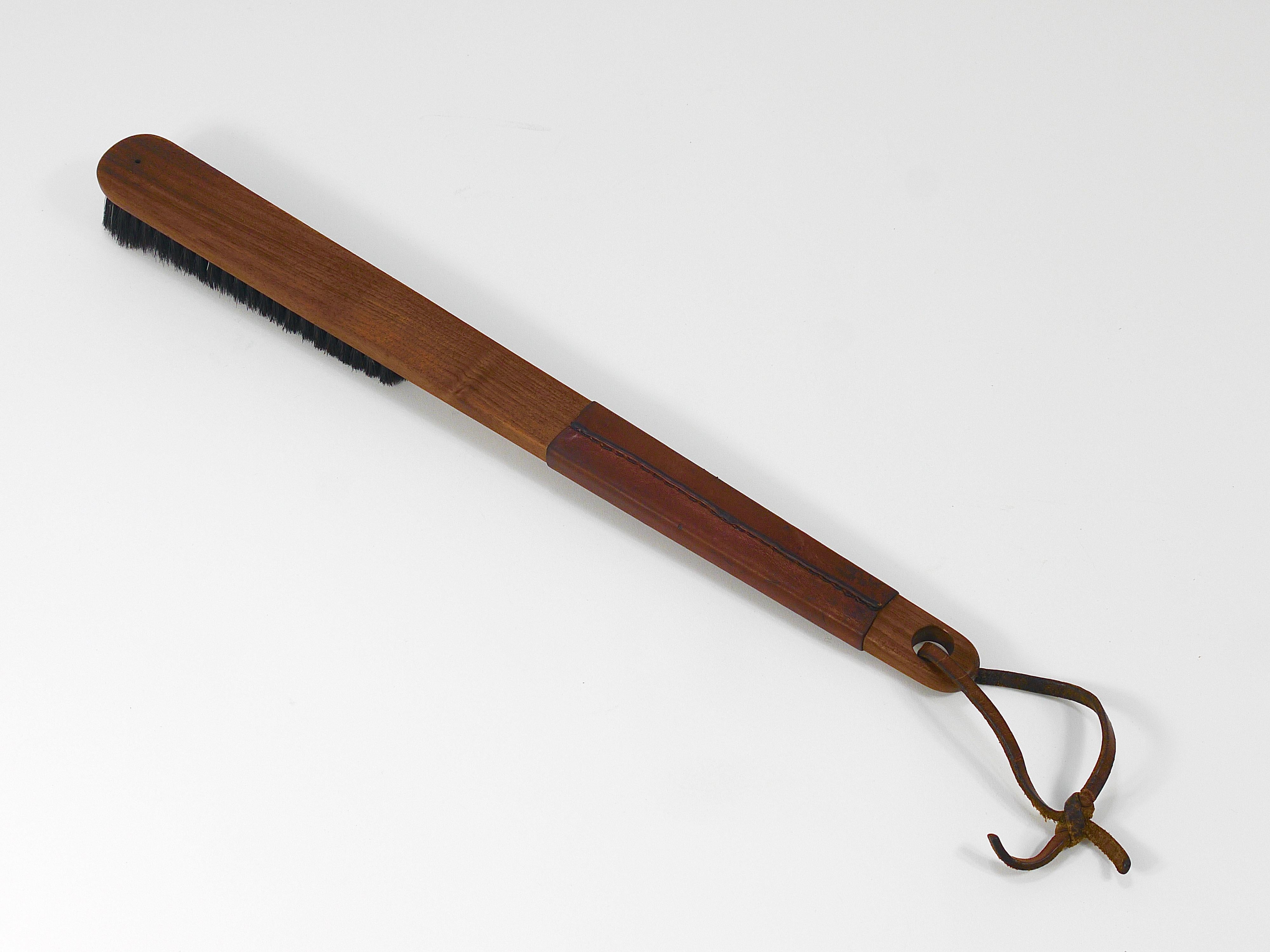 Cuir Brosse à vêtements en noyer et cuir Carl Aubock, Autriche, années 1950 en vente