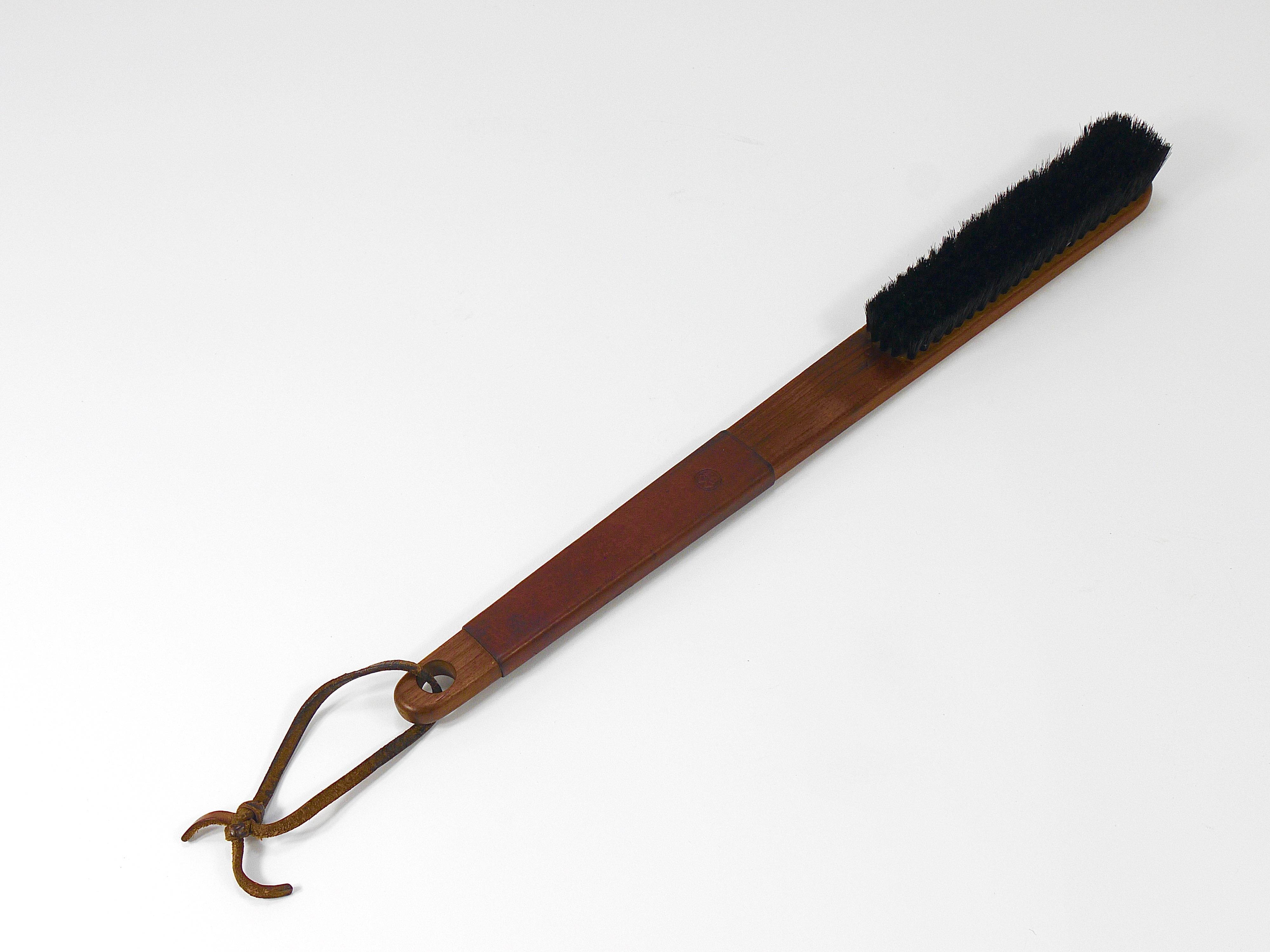 Brosse à vêtements en noyer et cuir Carl Aubock, Autriche, années 1950 en vente 1