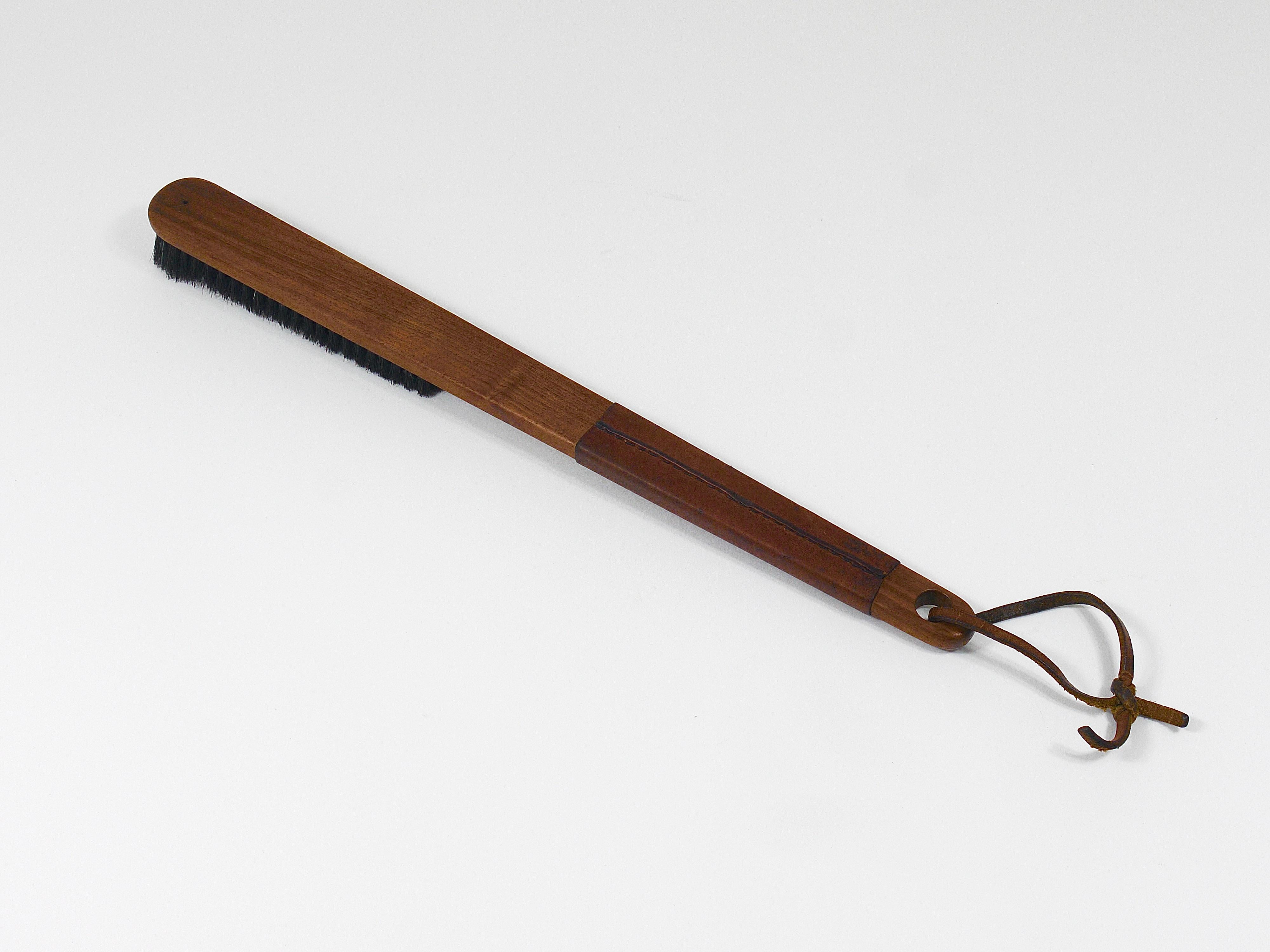 Brosse à vêtements en noyer et cuir Carl Aubock, Autriche, années 1950 en vente 2