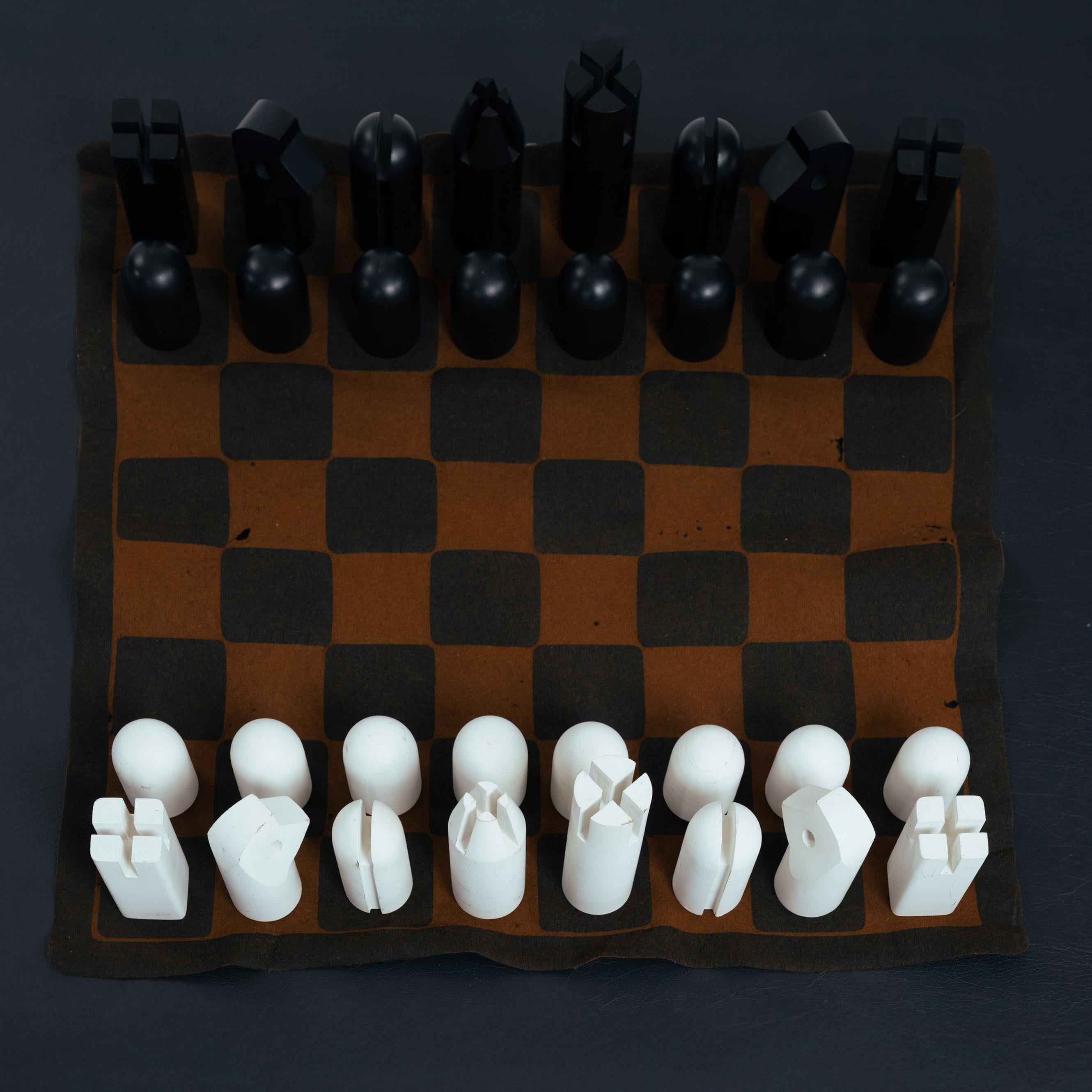 Very rare, extra large minimalist wooden chess set of the 1960´s by Carl Auböck for Werkstätte (workshop) Carl Auböck, 
Black and white painted beech wood, original paint, non restaured.

Comes with a brown felt 