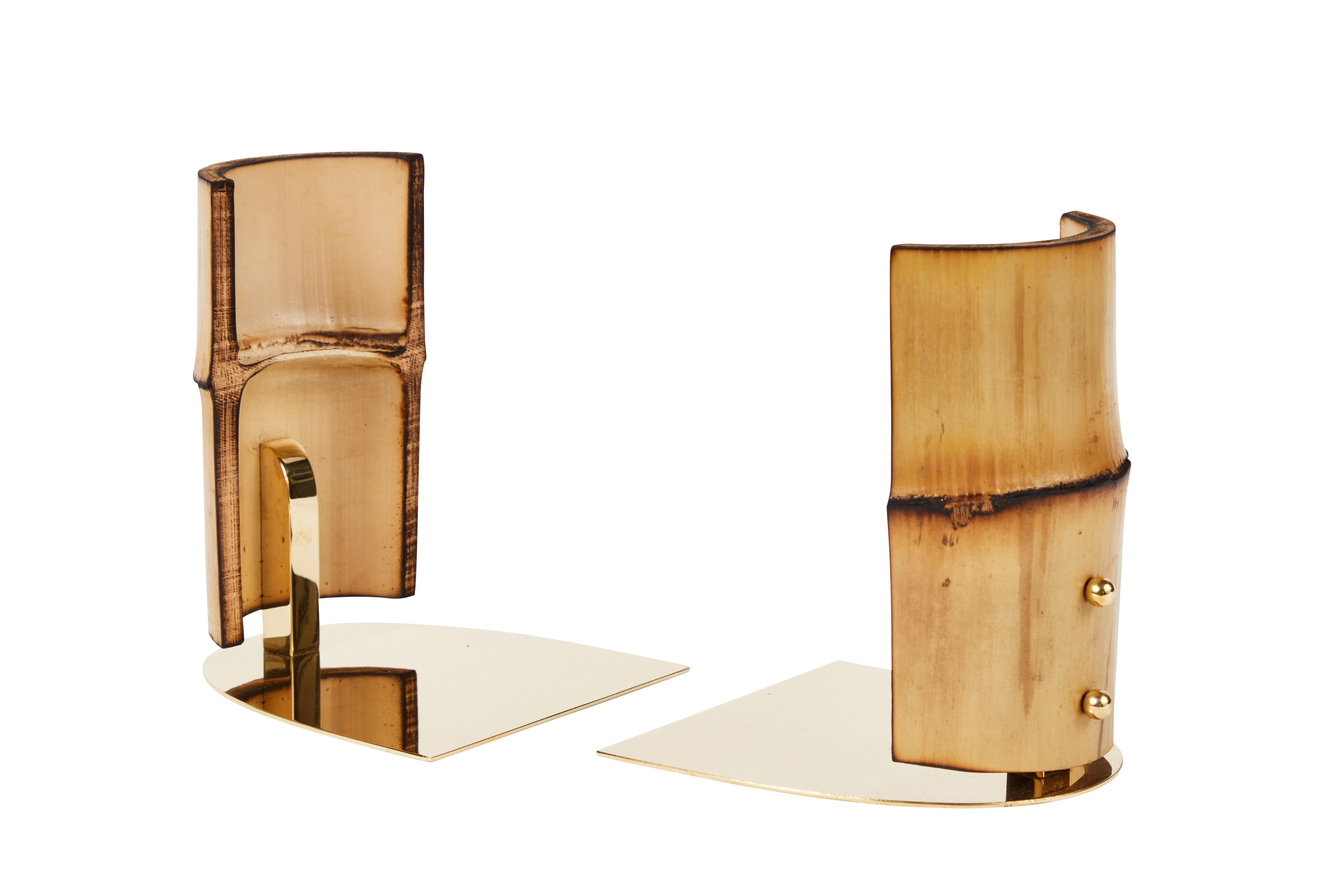 Paire de serre-livres Carl Auböck modèle #1937 'Bamboo'. Conçue dans les années 1950, cette paire de serre-livres incroyablement raffinée et sculpturale est exécutée en bambou et laiton coupés et polis à la main. 

Le prix correspond à la paire.