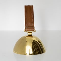 Carl Auböck Modell #3310-4 'Flat' Tischglocke aus Messing und Leder