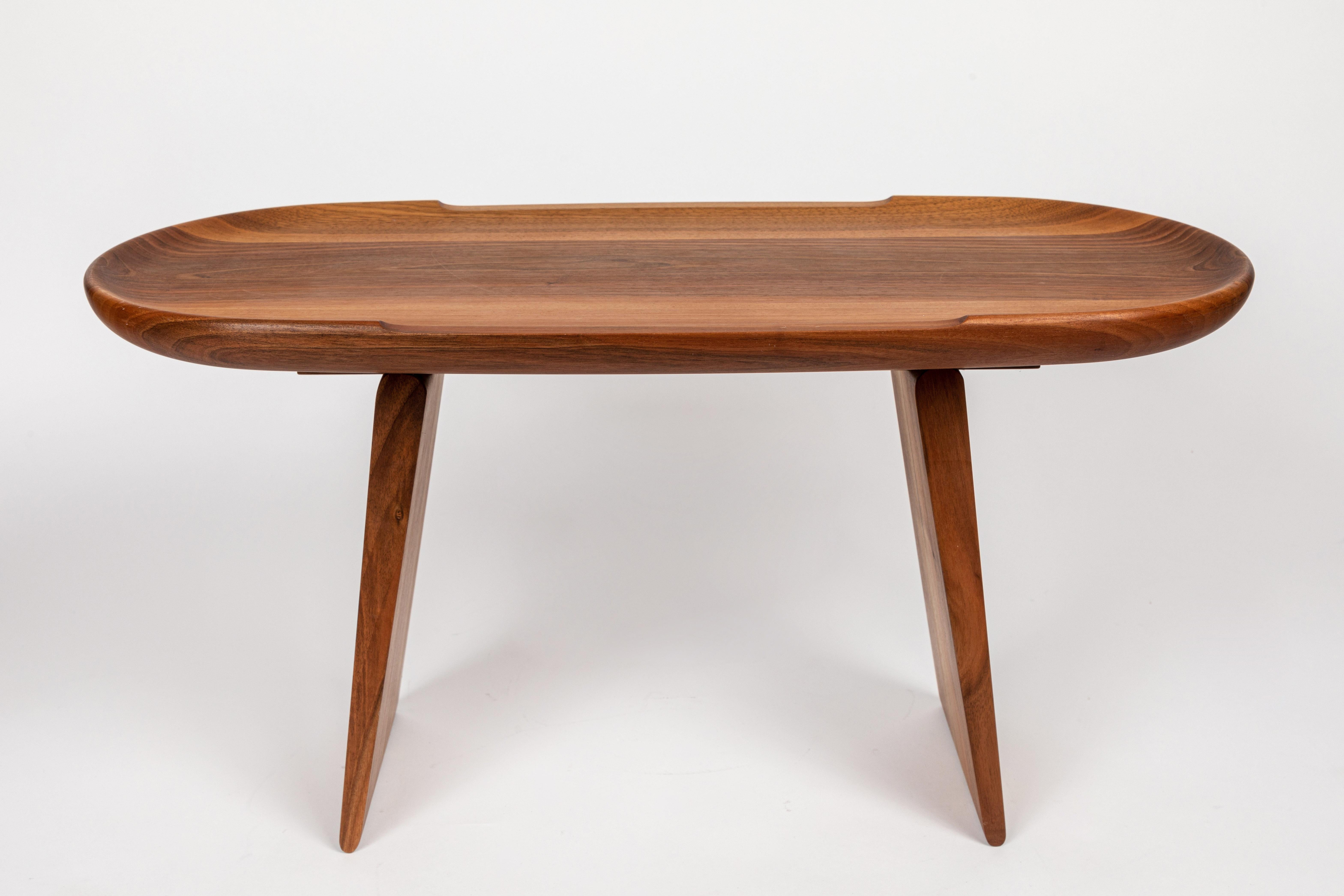 Carl Auböck Modèle #3511 table en noyer. Conçue dans les années 1950, cette table incroyablement raffinée et sculpturale est exécutée en noyer magnifiquement grainé. Il rappelle les designs modernes et organiques de George Nakashima, Pierre Chapo et