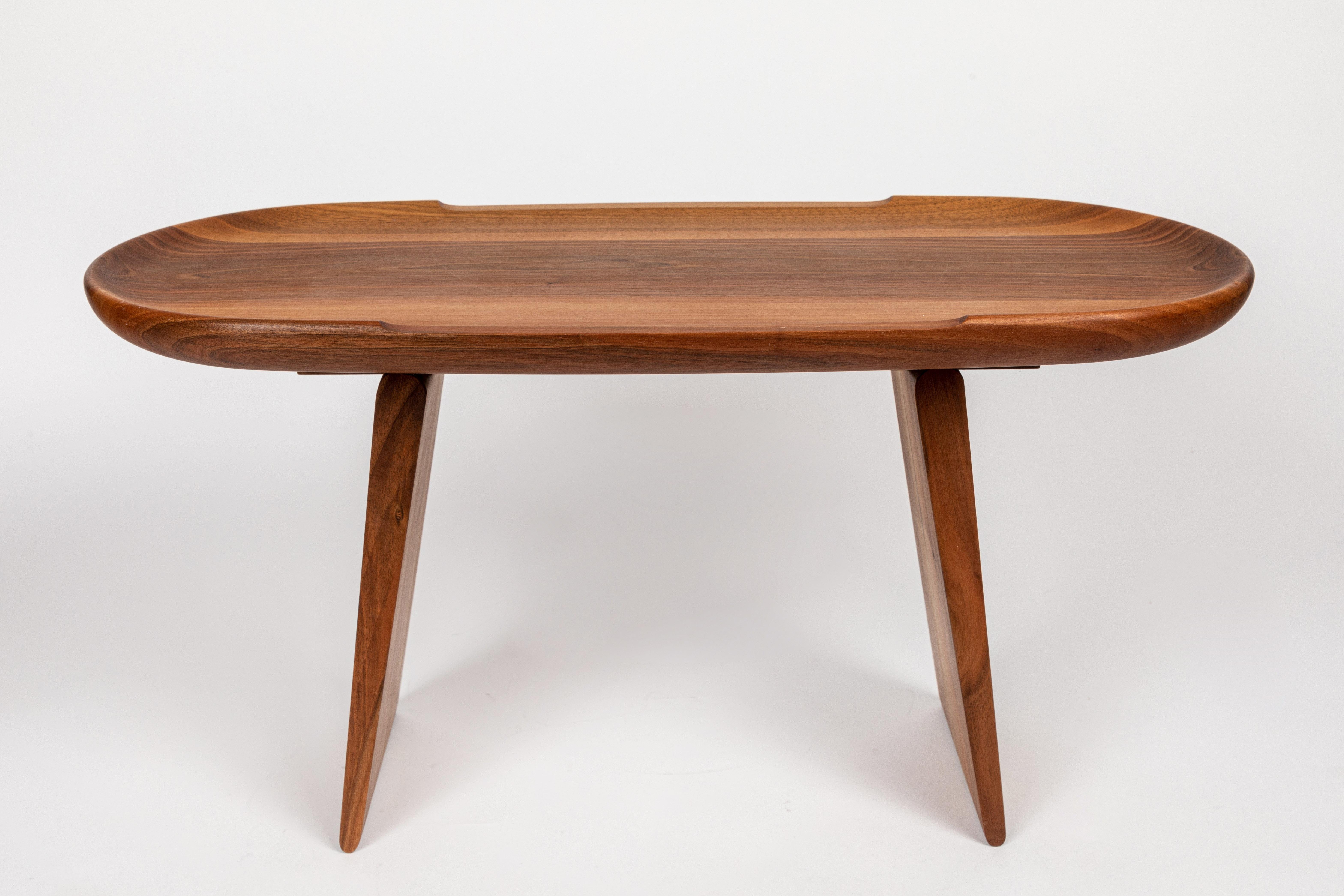 Mesa de nogal Carl Auböck Model No. 3511. Diseñada en la década de 1950, esta mesa increíblemente refinada y escultural está realizada en nogal bellamente veteado. Recuerda a los diseños modernos y orgánicos de George Nakashima, Pierre Chapo y Sori