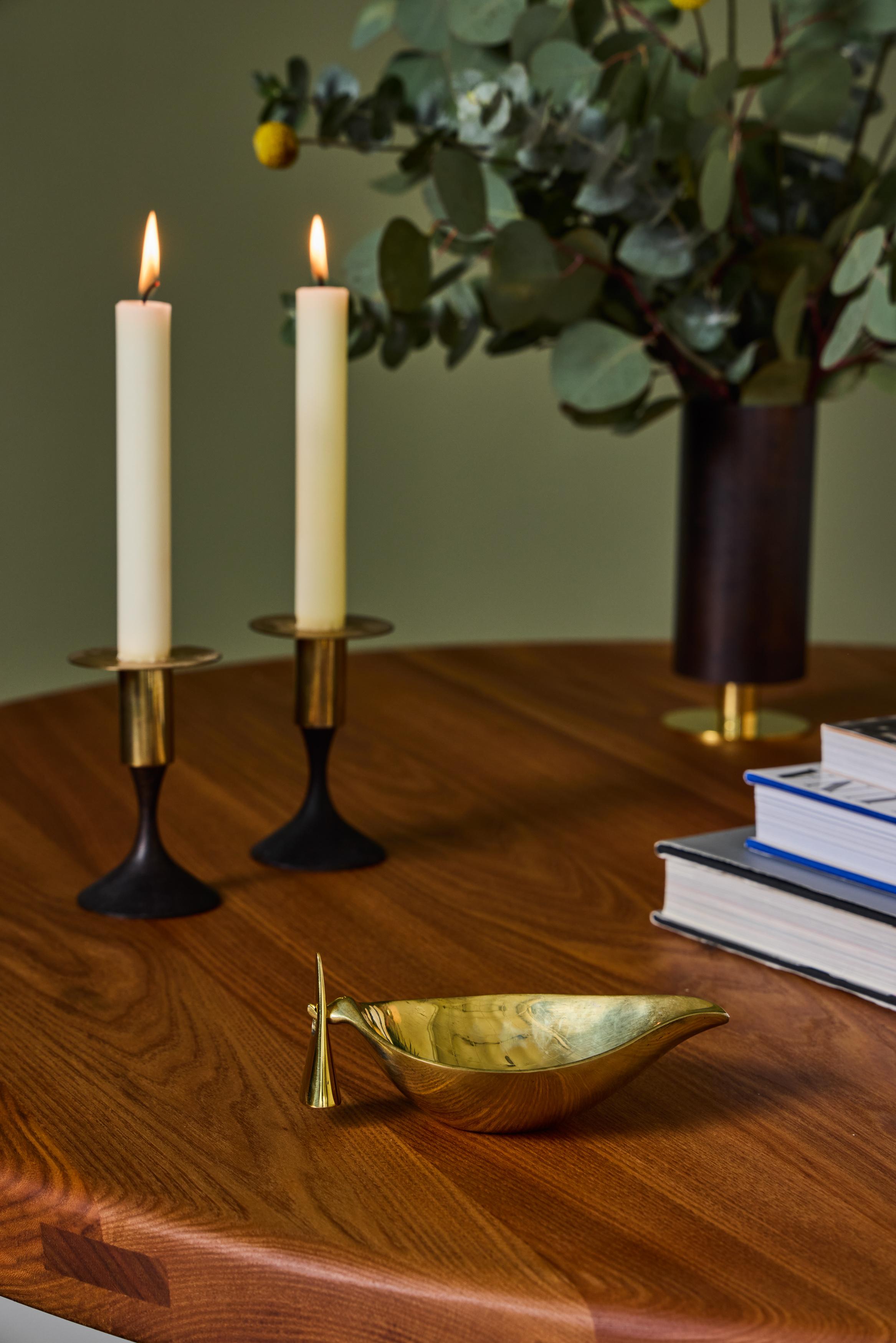 Ciotola in ottone modello Carl Auböck #3514. Progettata negli anni '50, questa ciotola viennese incredibilmente raffinata e scultorea è realizzata in ottone lucido. Originariamente concepito come posacenere e tabacco da fiuto, questo vaso decorativo