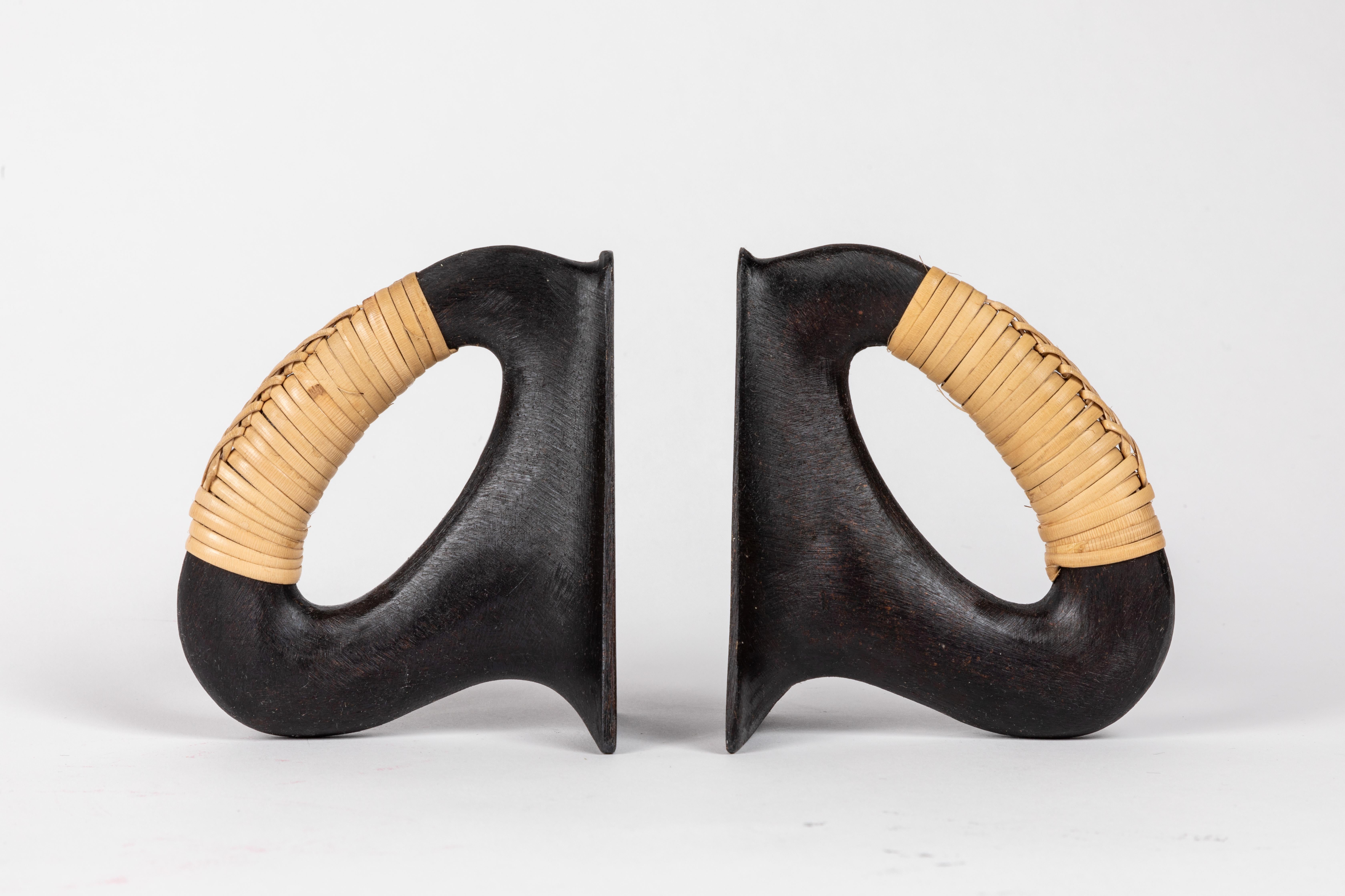 Pair of Carl Auböck Model #3530 'Flatiron' Patinated Brass and Cane Bookends In New Condition For Sale In Glendale, CA