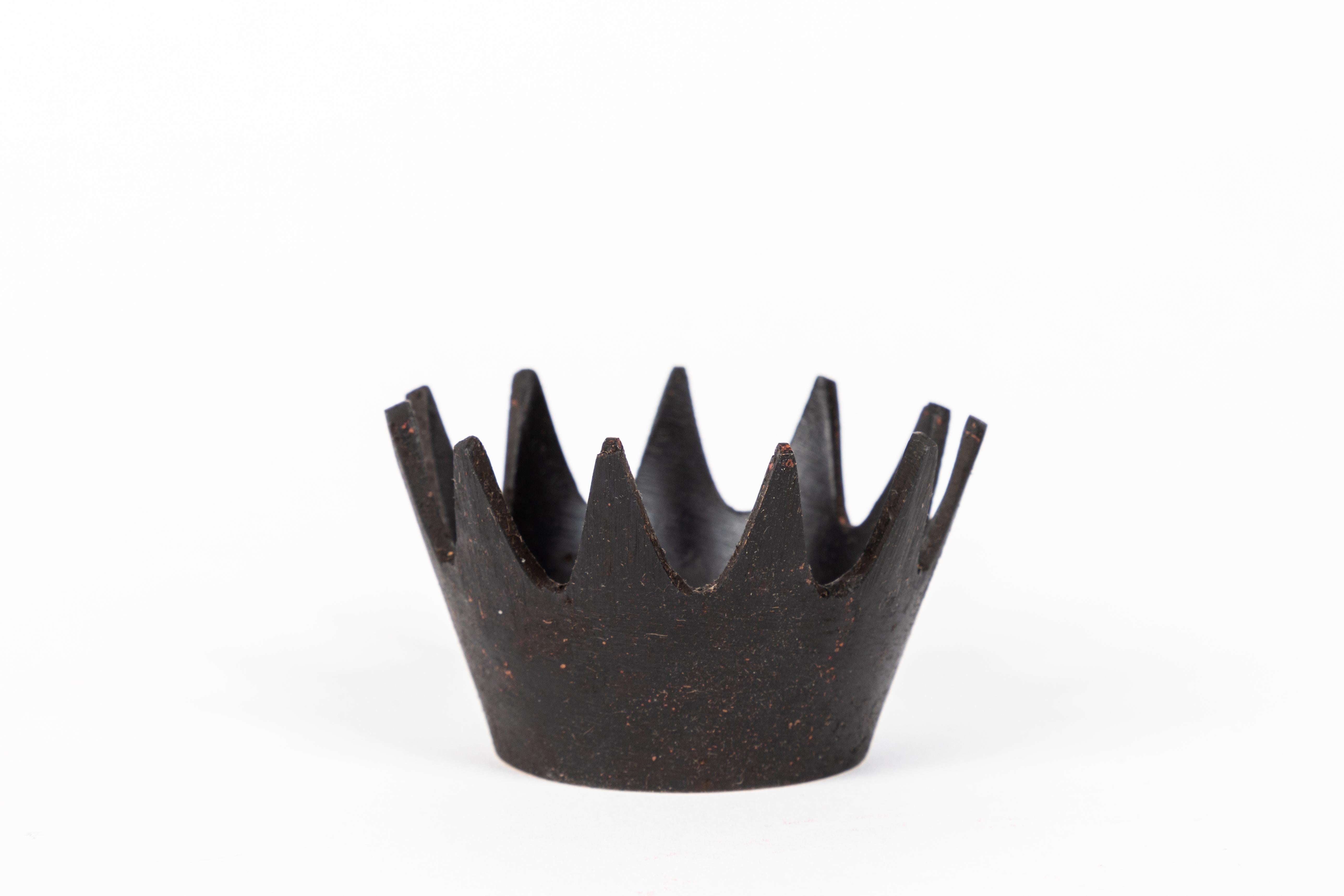 Carl Auböck Modell #3600 'Crown' Schale aus patiniertem Messing. Diese unglaublich raffinierte und skulpturale Wiener Schale wurde in den 1950er Jahren entworfen und ist aus patiniertem Messing gefertigt. Dieses dekorative Gefäß, welches urspünglich
