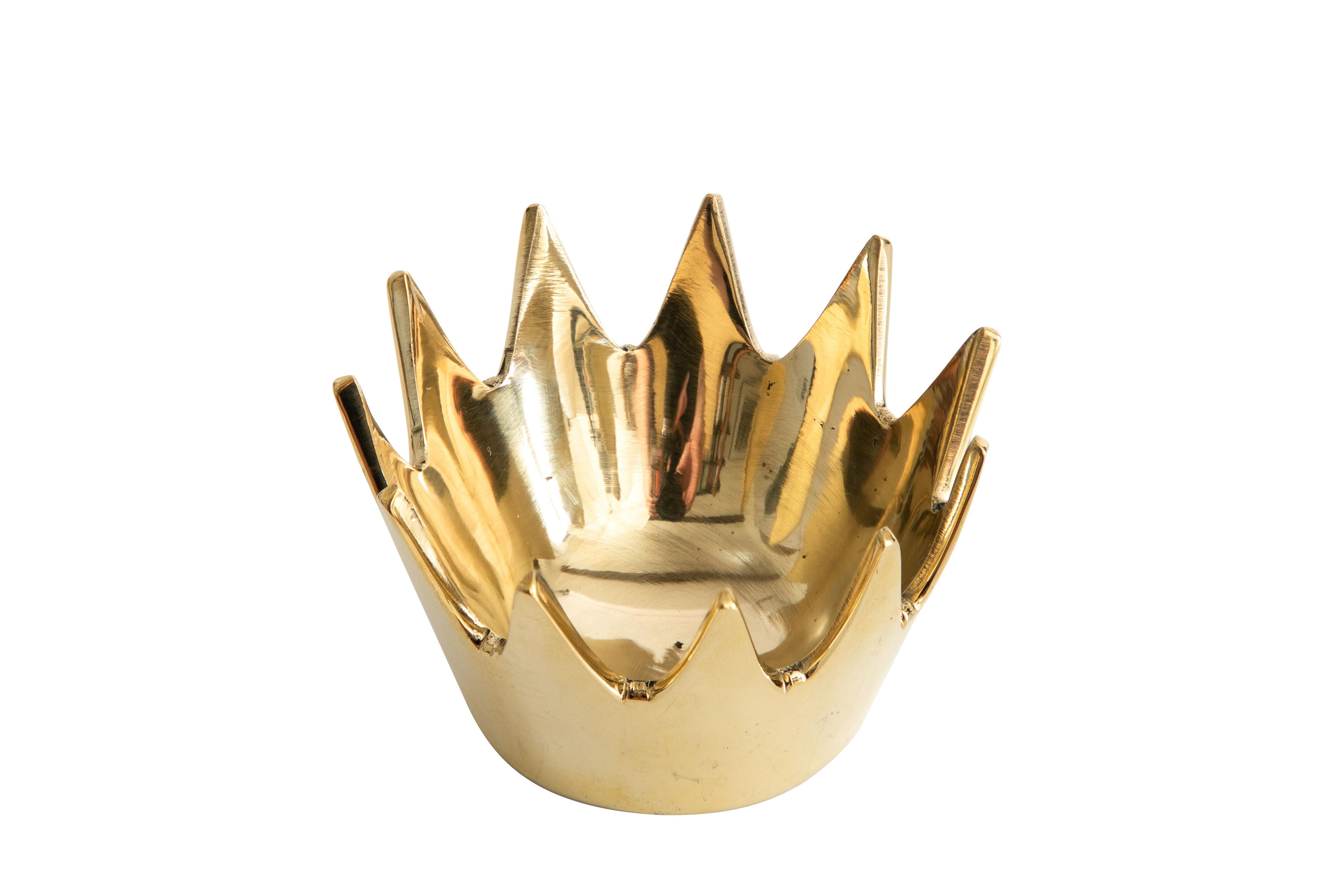 Bol en laiton Carl Auböck modèle #3600 'Crown'. Conçue dans les années 1950, cette coupe viennoise incroyablement raffinée et sculpturale est exécutée en laiton poli. Conçu à l'origine pour servir de cendrier, ce récipient décoratif peut avoir
