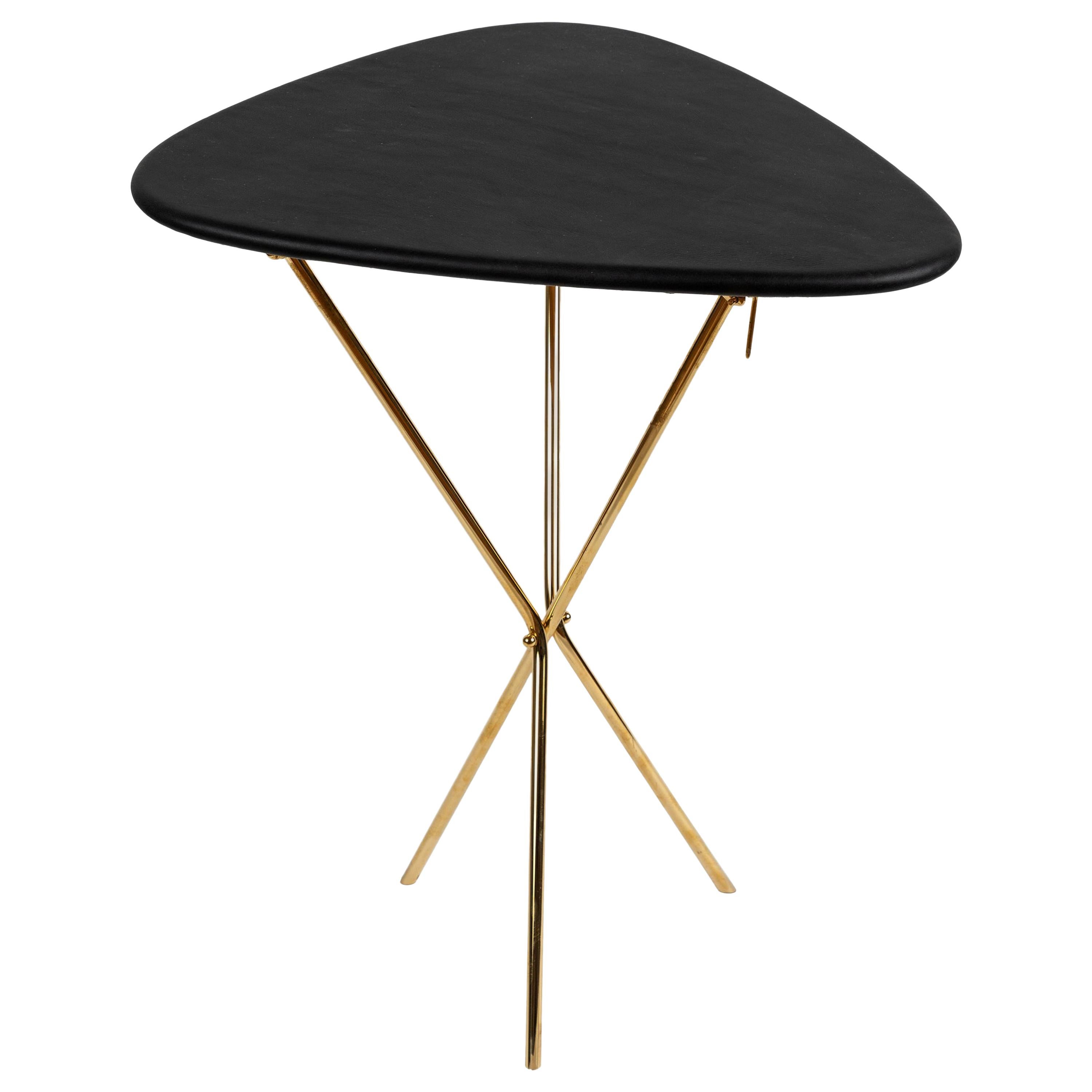 Carl Auböck Modèle #3642 Table en laiton et cuir en vente