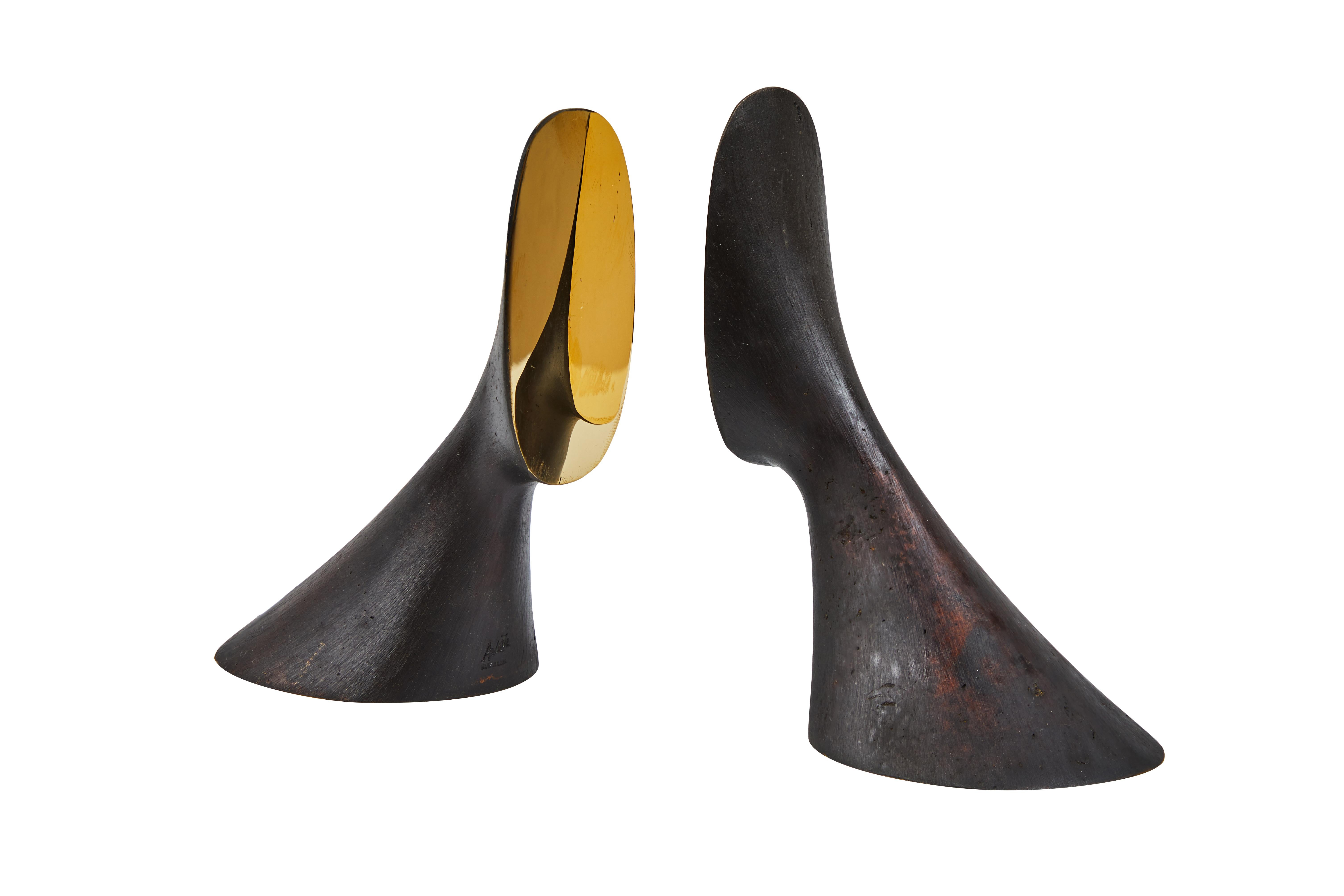 Coppia di fermalibri in ottone Carl Auböck modello #3651. Progettata negli anni '50, questa coppia di fermalibri incredibilmente raffinata e scultorea è realizzata in ottone patinato e lucido. 

Il prezzo si intende al paio. 2 paia in magazzino. I