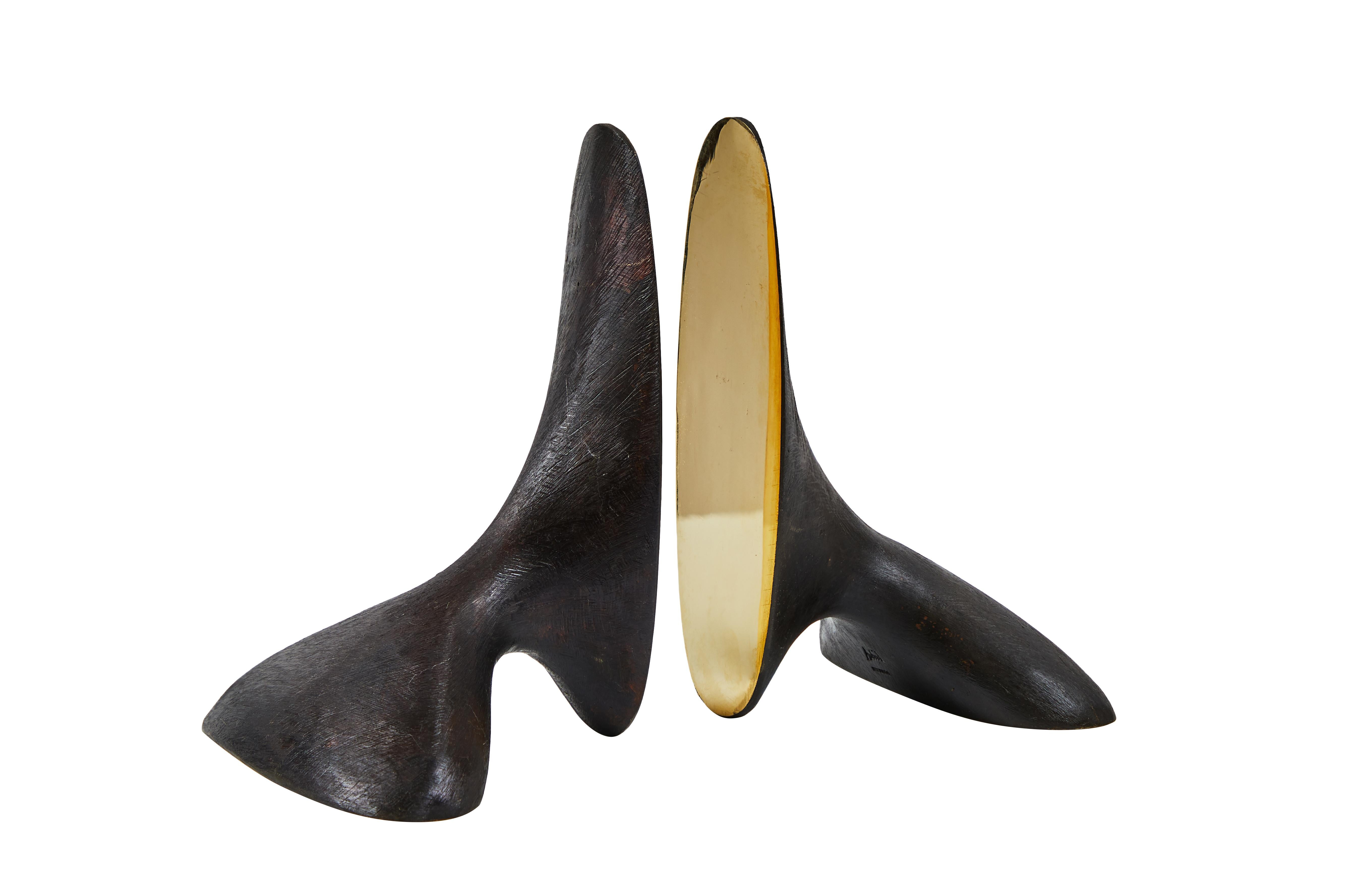 Coppia di fermalibri in ottone Carl Auböck modello #3653. Progettata negli anni '50, questa coppia di fermalibri incredibilmente raffinata e scultorea è realizzata in ottone patinato e lucido.

Prodotto da Carl Auböck IV nella Werkstätte Carl Auböck