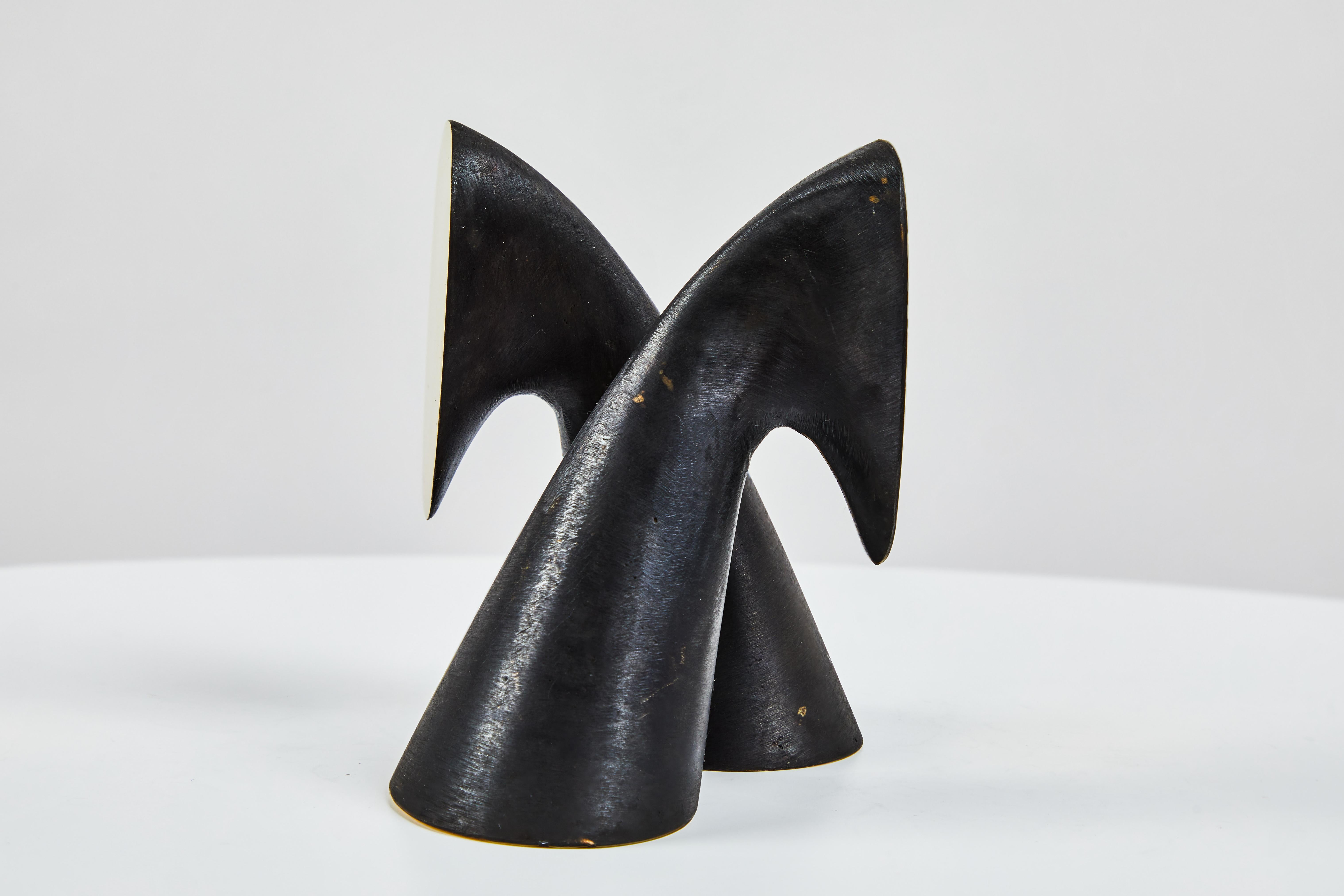 Paar Carl Auböck Modell #3654 Messing Buchstützen. Dieses unglaublich raffinierte und skulpturale Paar Buchstützen wurde in den 1950er Jahren entworfen und ist aus patiniertem und poliertem Messing gefertigt. 

Der Preis gilt für ein Paar. 2 Paare