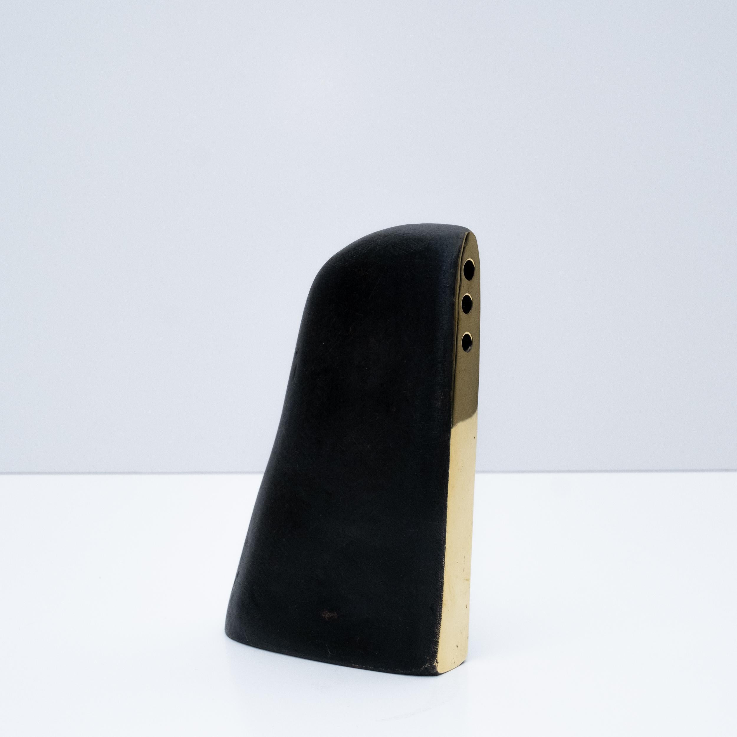 Austriaco Vaso in ottone patinato Carl Auböck Modello #3786 'Alert' in vendita