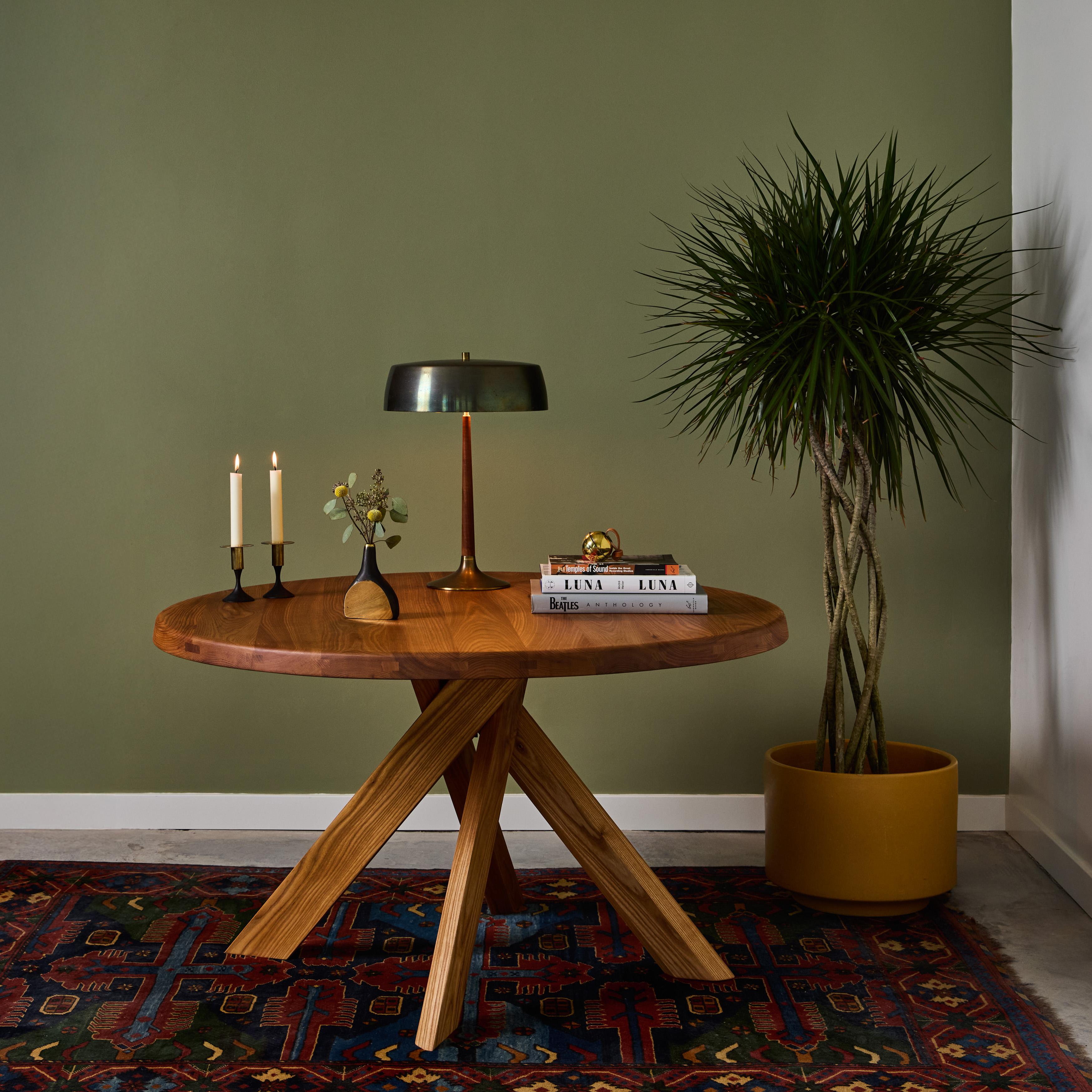 Carl Aubo¨ck Modell #3792 Vase oder Buchstütze aus patiniertem Messing. Dieses unglaublich raffinierte, skulpturale und vielseitig einsetzbare Wiener Stück wurde in den 1950er Jahren von der Werkstätte Carl Auböck, Österreich, aus poliertem und