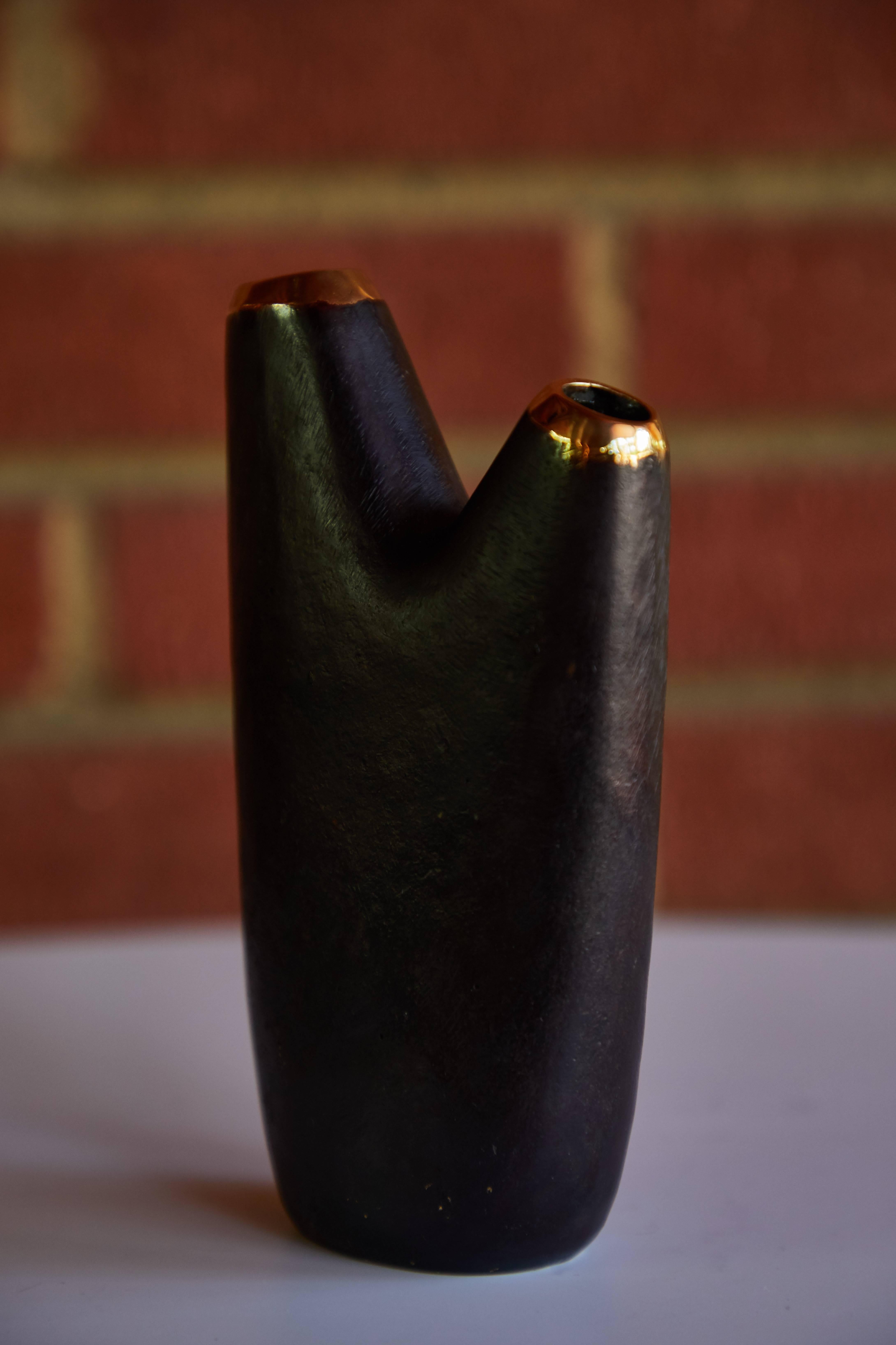 Carl Auböck model #3794 'Aorta' brass vase. Designed in the 1950s, this incredibly refined and sculptural Viennese vase is executed in polished and darkly patinated brass by Werkstätte Carl Auböck, Austria. 

Price is per item. Two in stock.