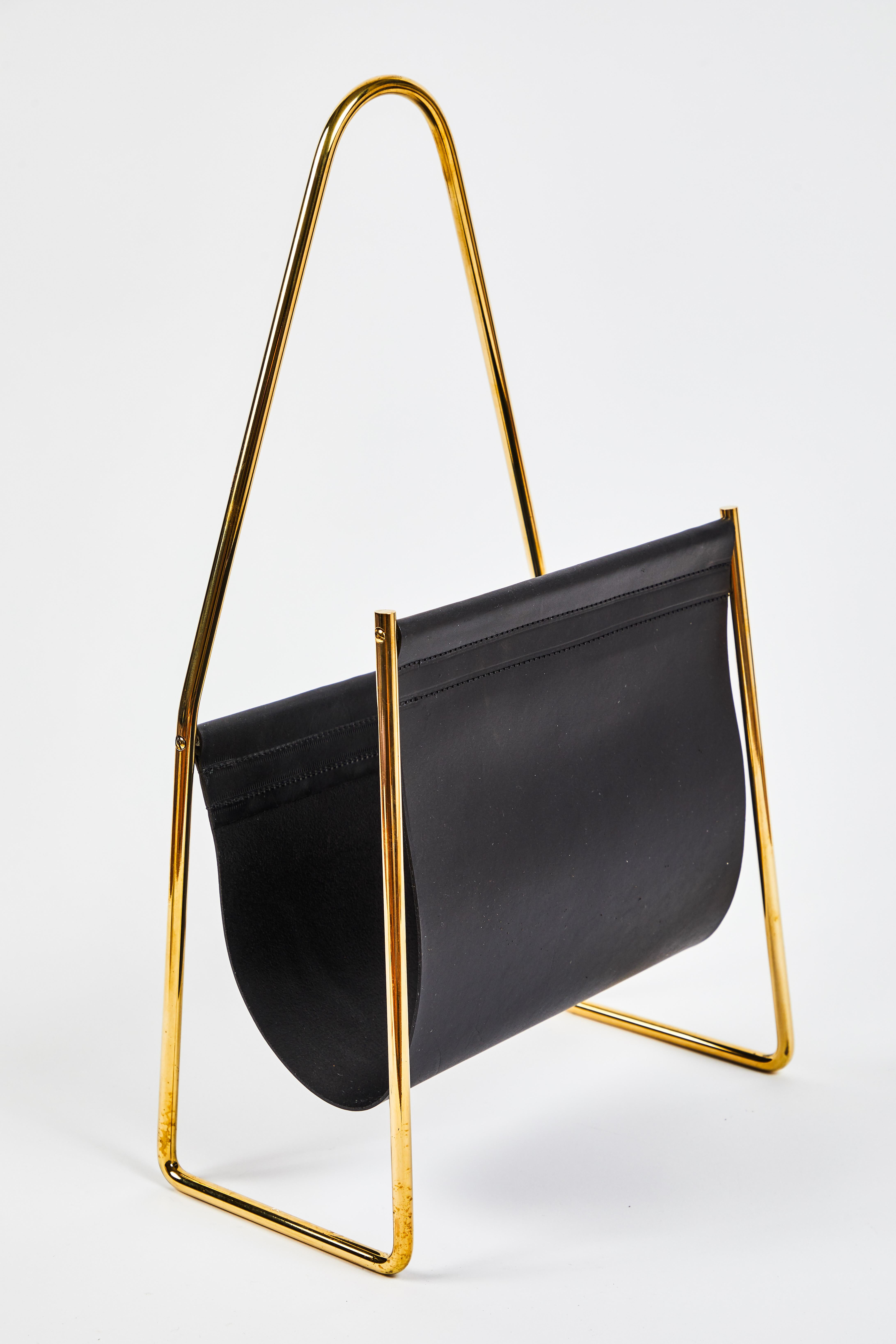 Carl Auböck Model #3808 Black Leather and Brass Magazine Rack In New Condition For Sale In Glendale, CA