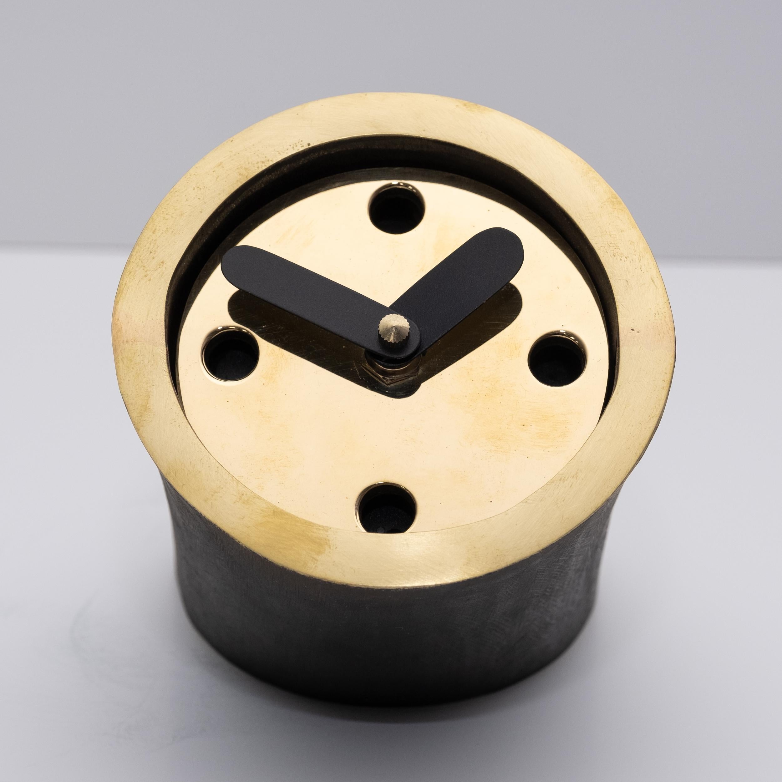 Mid-Century moderno Orologio da tavolo in ottone Carl Auböck Modello #3855 'Atom' in vendita