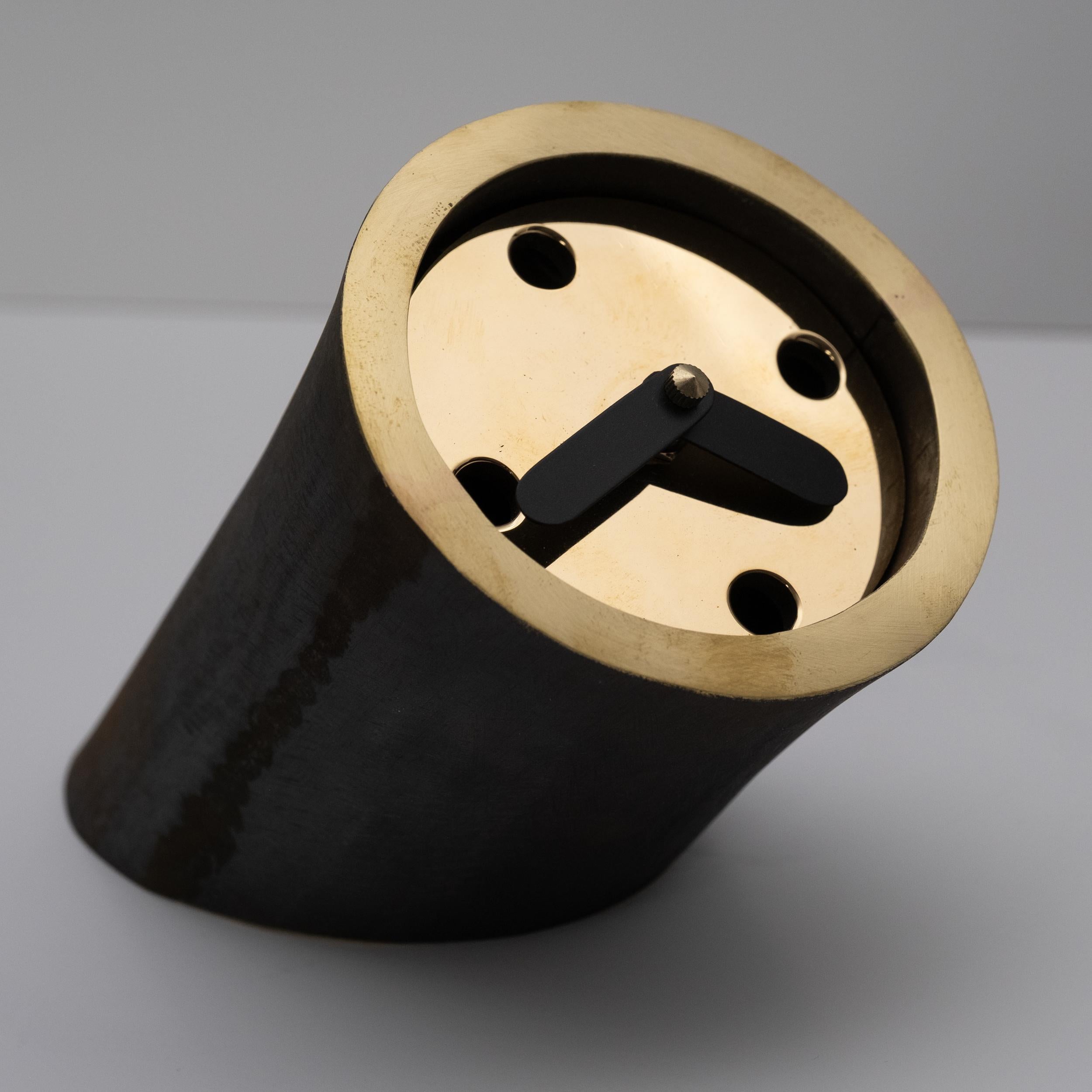 Austriaco Orologio da tavolo in ottone Carl Auböck Modello #3855 'Atom' in vendita