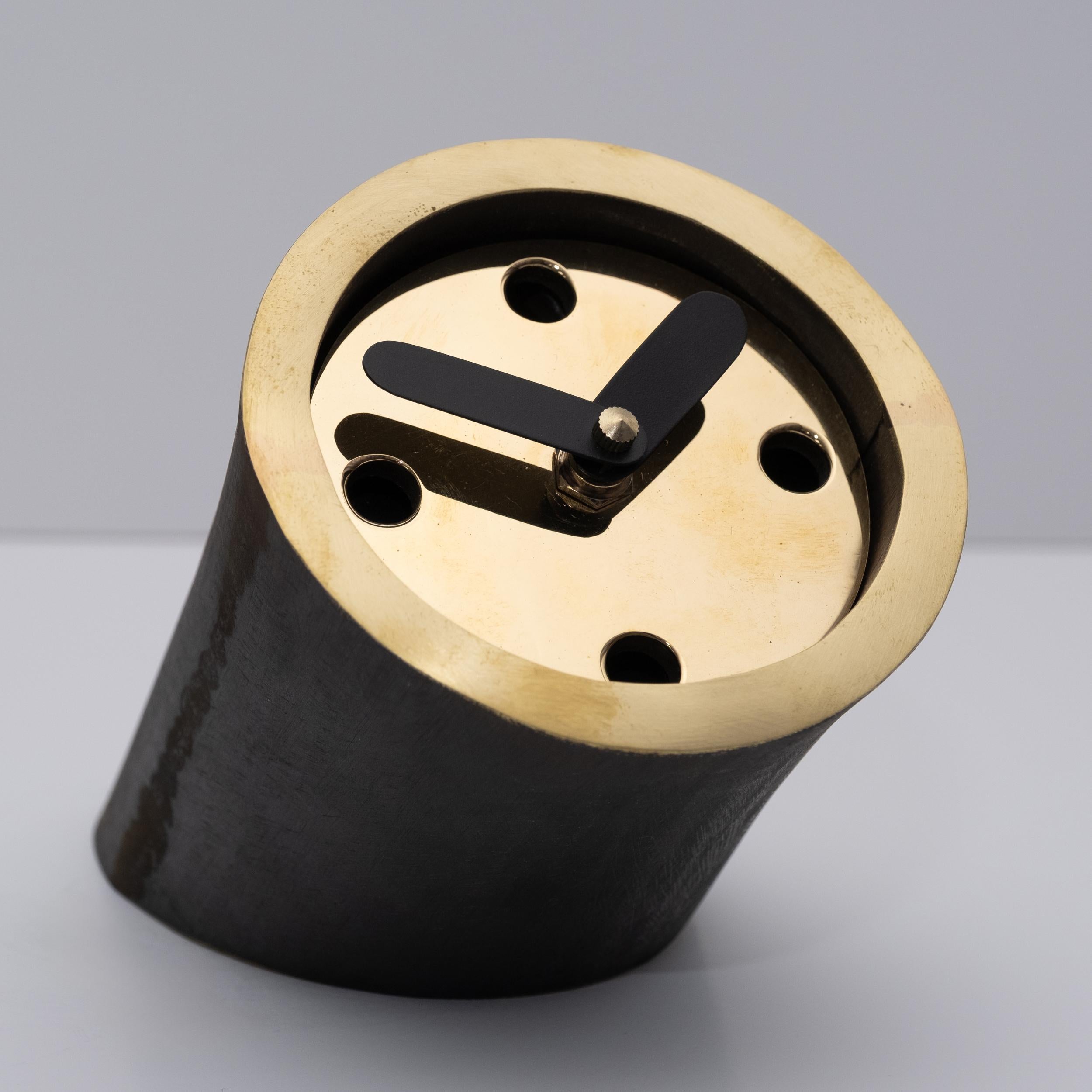 Patinato Orologio da tavolo in ottone Carl Auböck Modello #3855 'Atom' in vendita