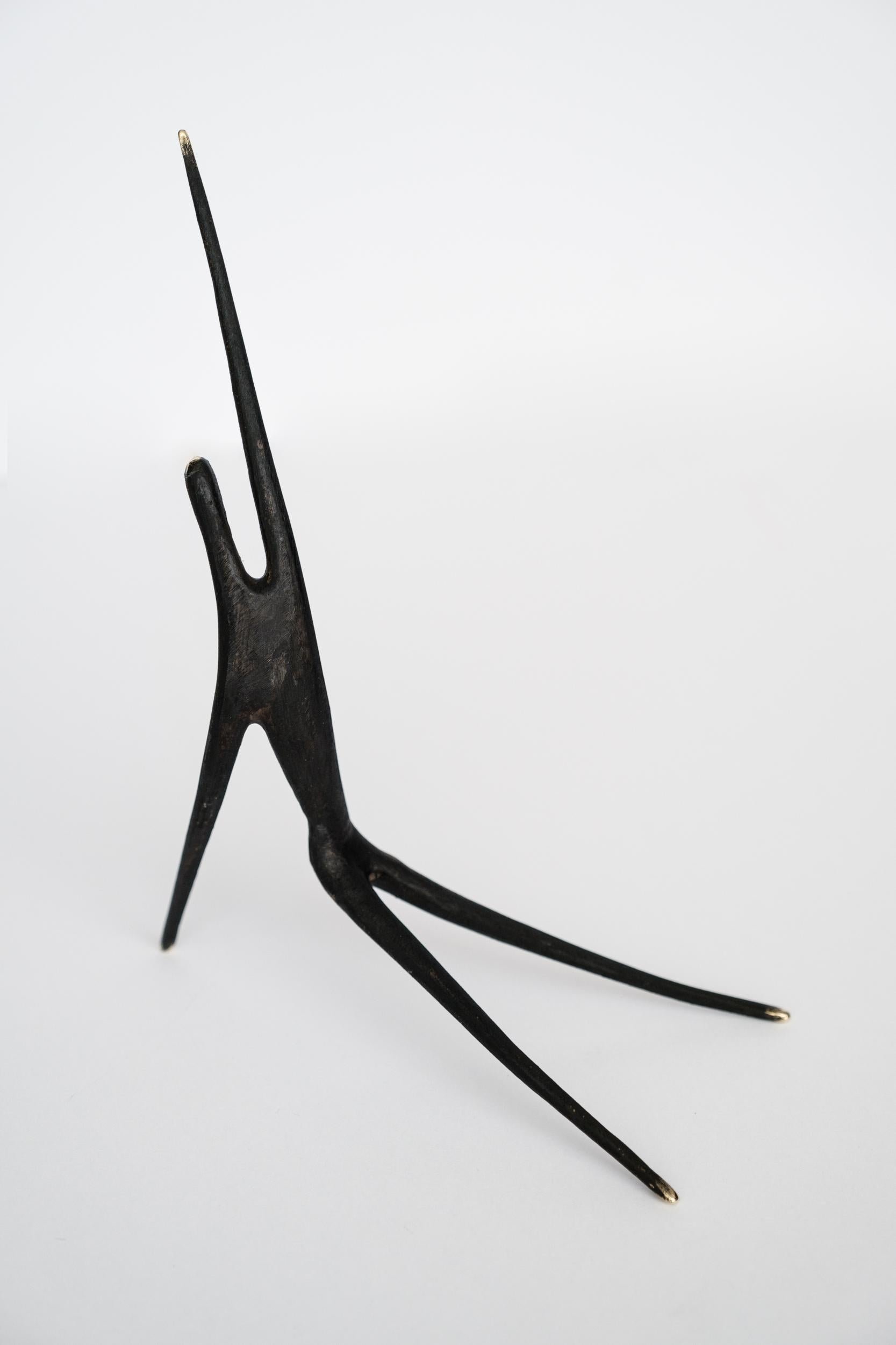 Carl Auböck modèle #4057 'Athlete' sculpture en laiton. Conçue dans les années 1950, cette figure sculpturale et incroyablement raffinée est réalisée en laiton poli et patiné. 

Le prix est par article. Disponible en quantités illimitées.

Fabriqué