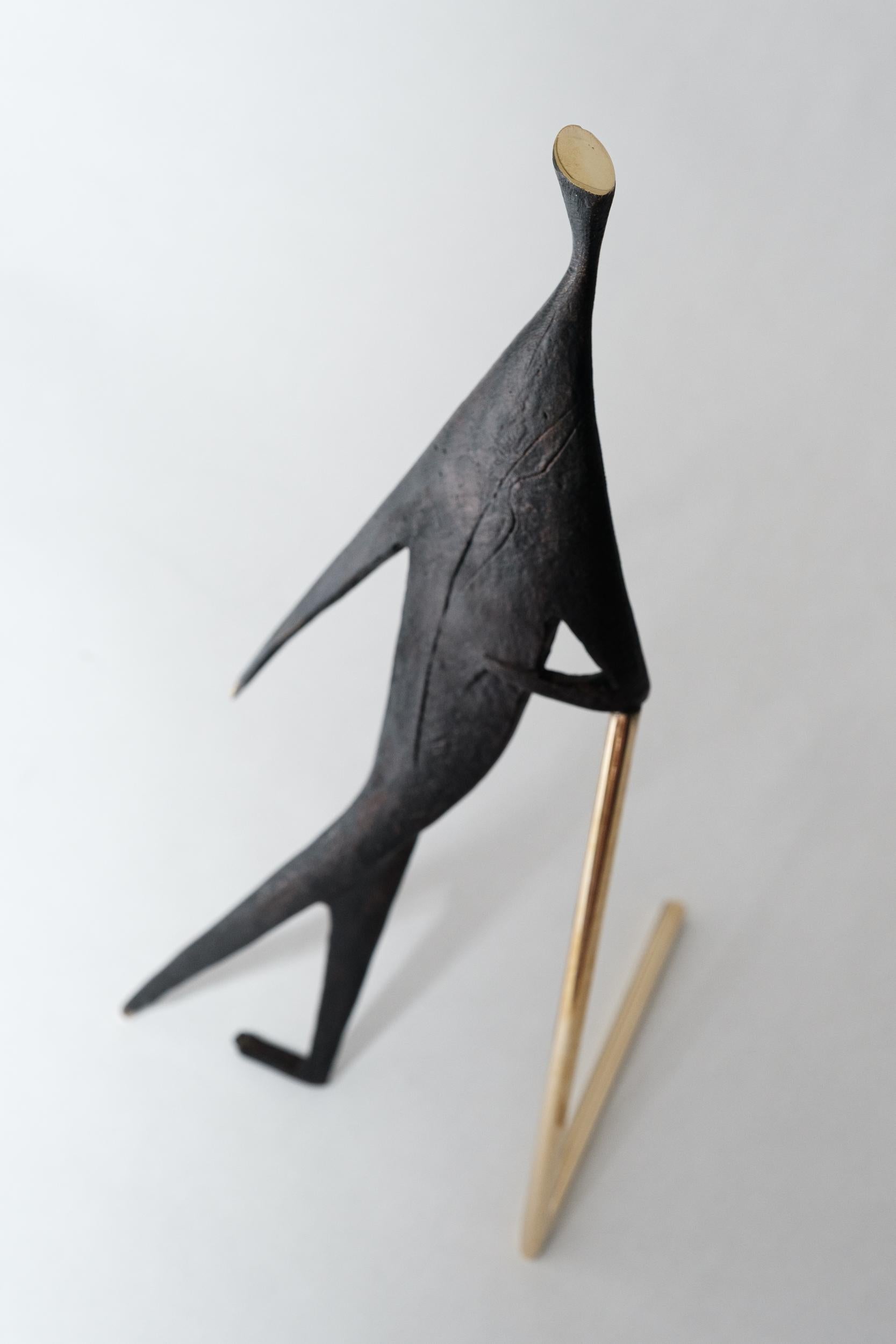 Carl Auböck Modèle #4060 'Homme avec bâton' Sculpture en laiton en vente 2