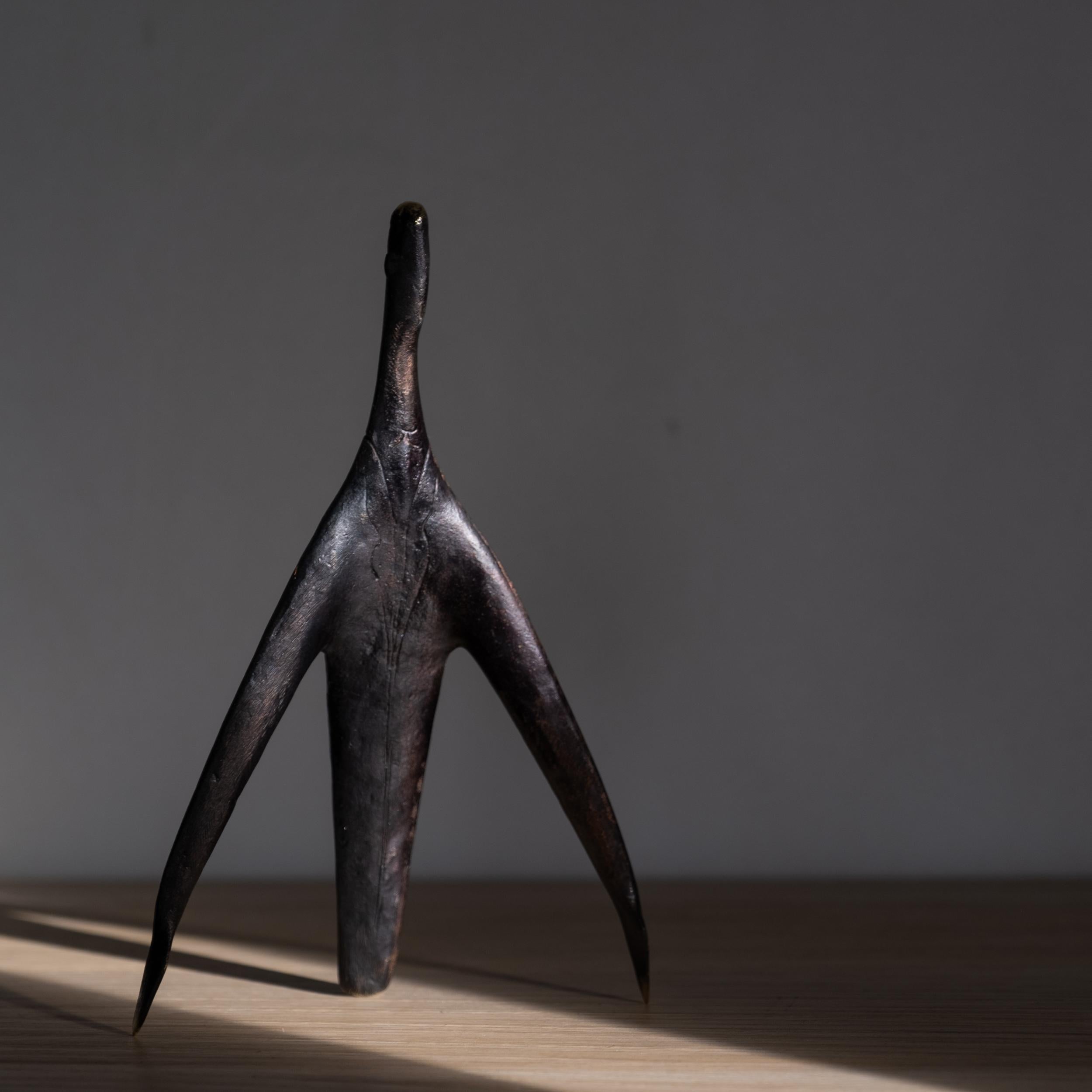 Carl Auböck Modello #4061 'Architetto' Scultura in ottone

Progettata negli anni '50 come omaggio al background architettonico della famiglia Auböck, questa figura incredibilmente raffinata e scultorea è realizzata in ottone lucido e patinato.

Il