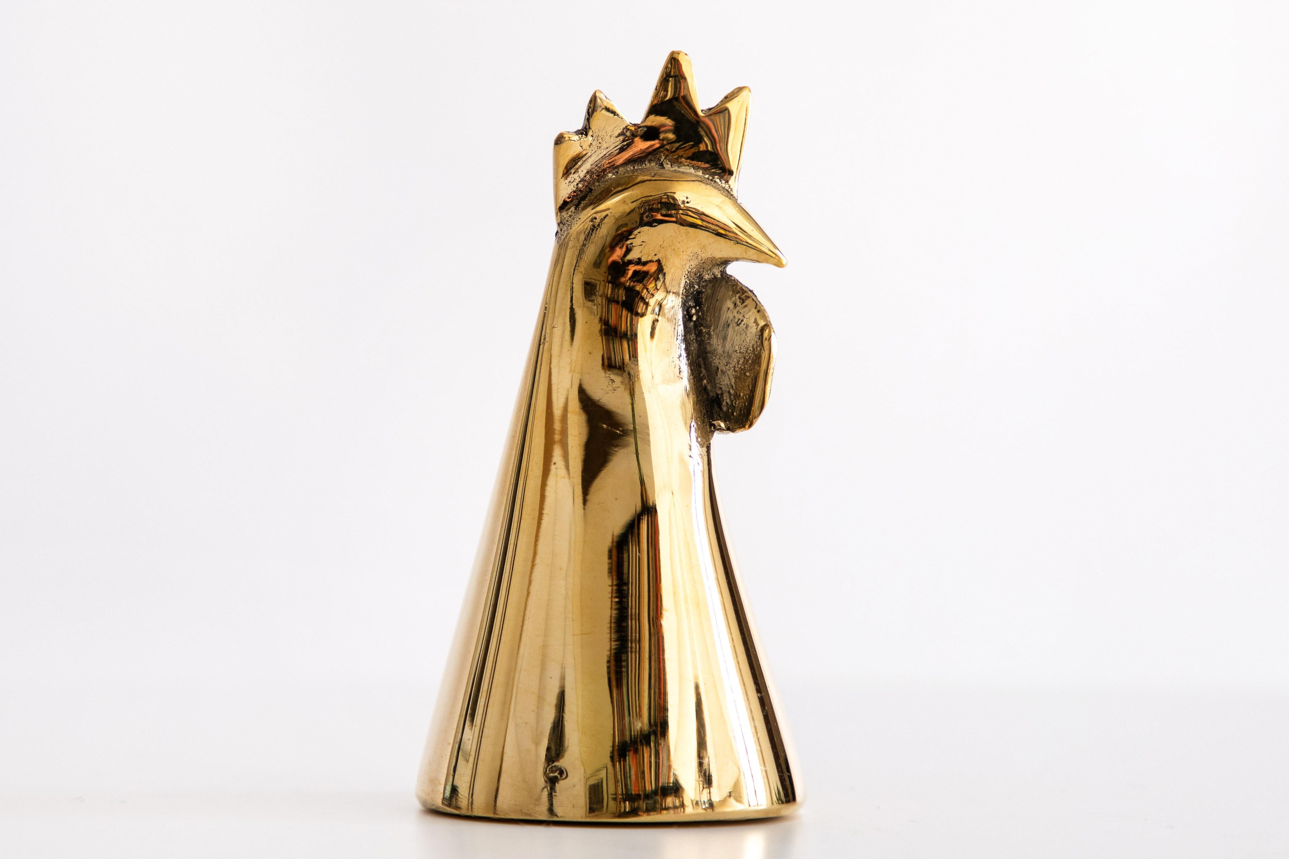 Carl Auböck model #4072/G 'Rooster' brass bell. Designed in the 1950s, this incredibly refined and sculptural bell is executed in polished brass. 

Price is per item. One in stock ready to ship. Available in unlimited quantities. Out of stock lead