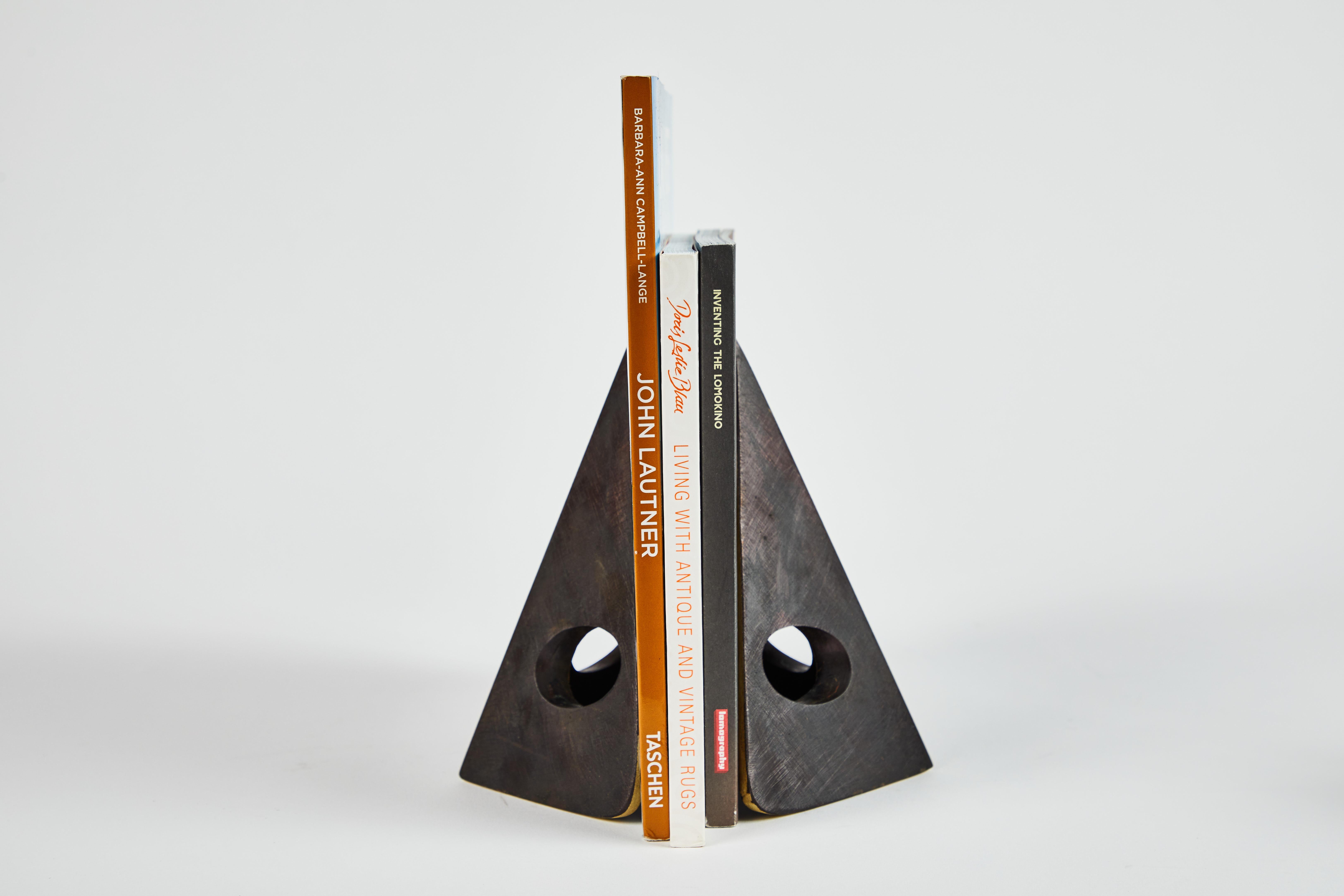 Paire de serre-livres en laiton patiné Carl Auböck modèle 4100. Conçue dans les années 1950, cette paire de serre-livres incroyablement raffinée et sculpturale est exécutée en laiton patiné. 

Le prix correspond à la paire. Deux articles en stocks,