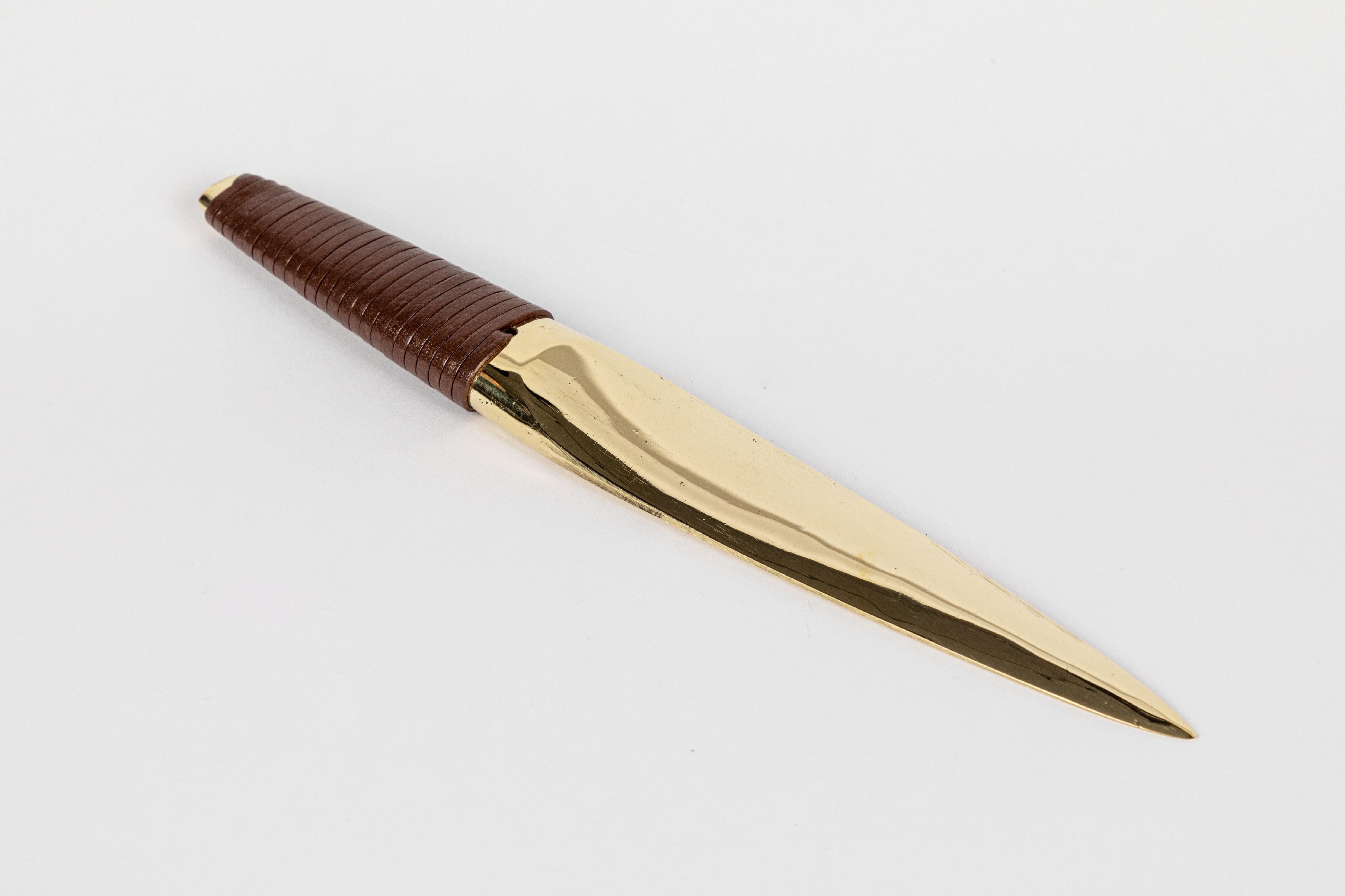 Carl Auböck Modell #4233 Messing und Leder Papiermesser. Dieses in den 1950er Jahren entworfene, unglaublich raffinierte und skulpturale Messer ist aus poliertem Messing und handgewebtem braunem Leder gefertigt. 

Der Preis gilt pro Stück. Einer auf