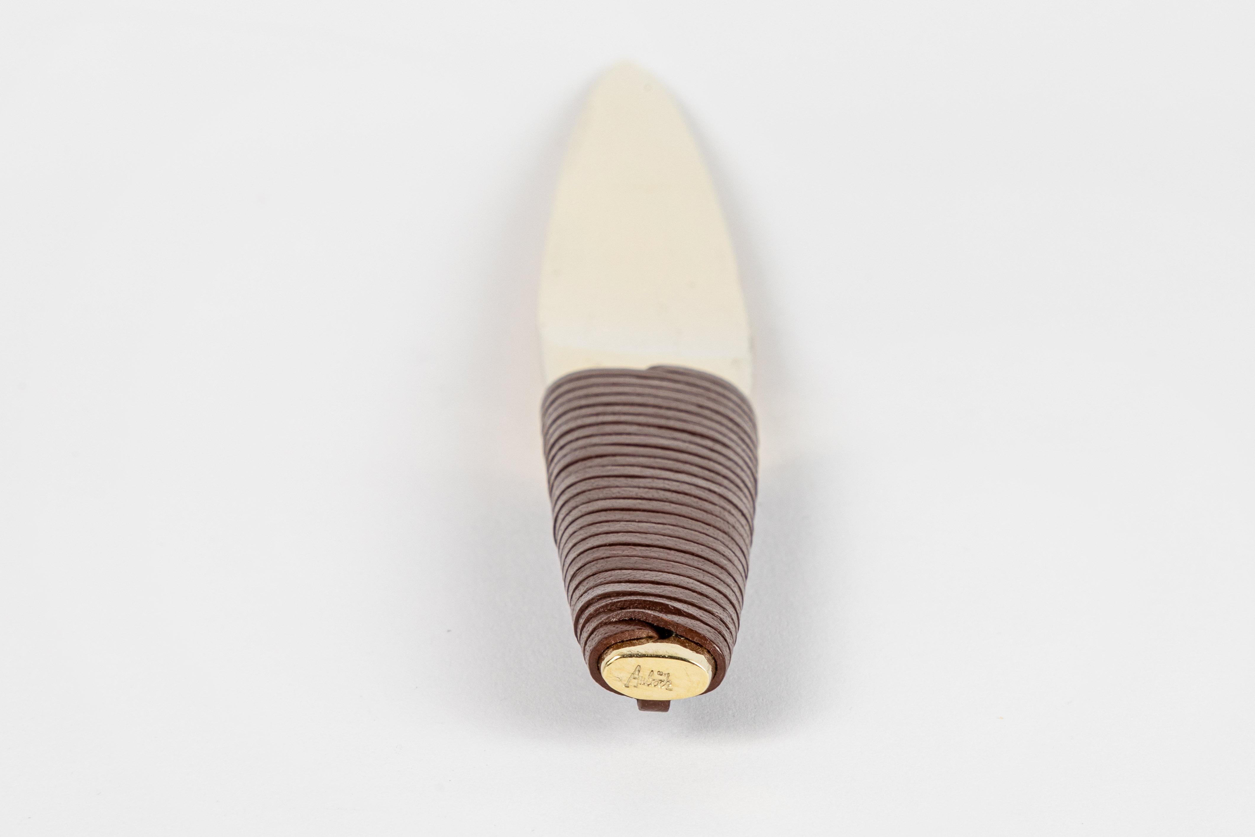 Autrichien Carl Auböck Modèle #4233 Couteau à papier en laiton et cuir en vente