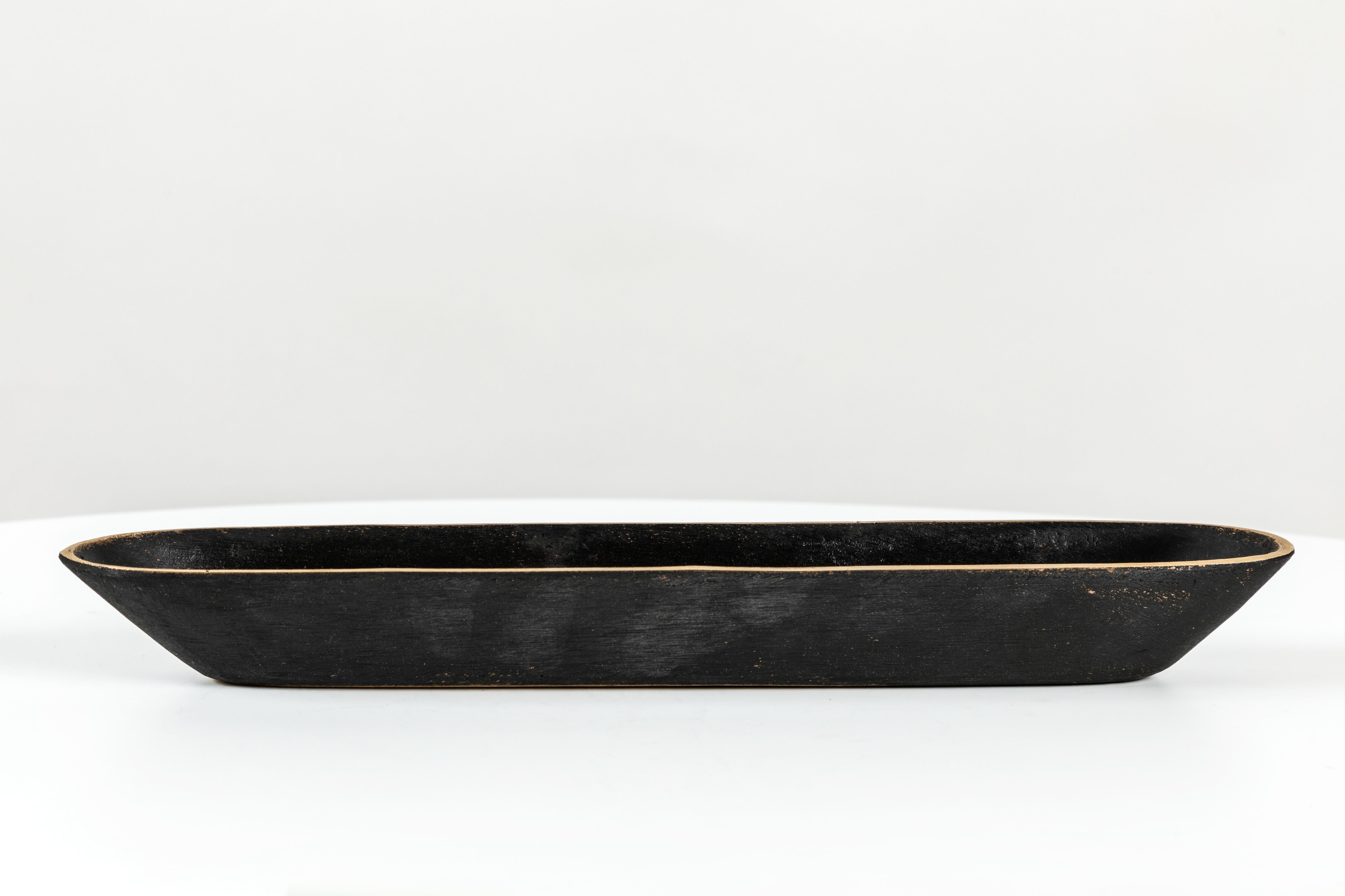 Carl Auböck Modell #4317 Messingschale. Diese unglaublich raffinierte und skulpturale Wiener Schale wurde in den 1950er-Jahren entworfen und ist aus poliertem und dunkel patiniertem Messing gefertigt. Ursprünglich als Füllfederhalter gedacht, lässt