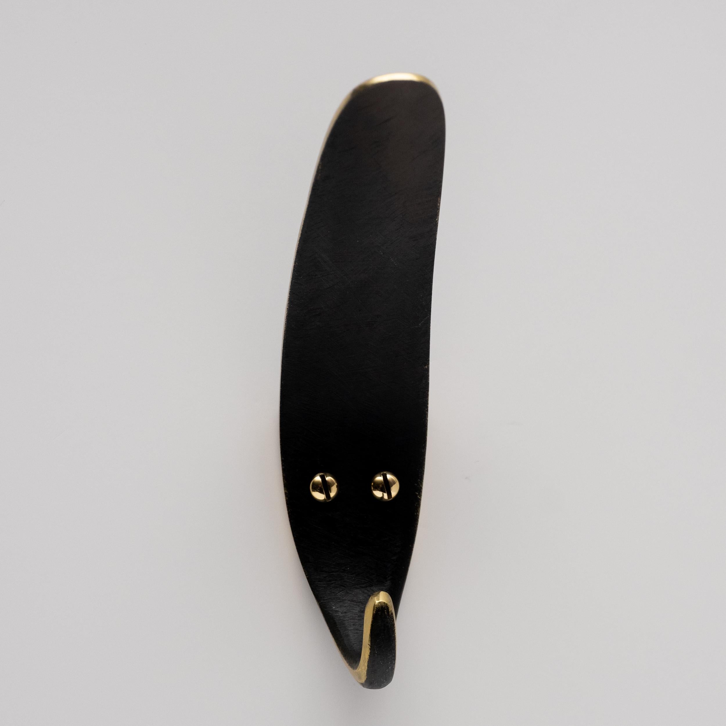 Gancho de latón patinado Carl Auböck Model #4329.

Diseñado en la década de 1950, este versátil y minimalista gancho de pared de mediados de siglo está realizado en latón patinado, latón pulido o níquel pulido a elegir por Werkstätte Carl Auböck,
