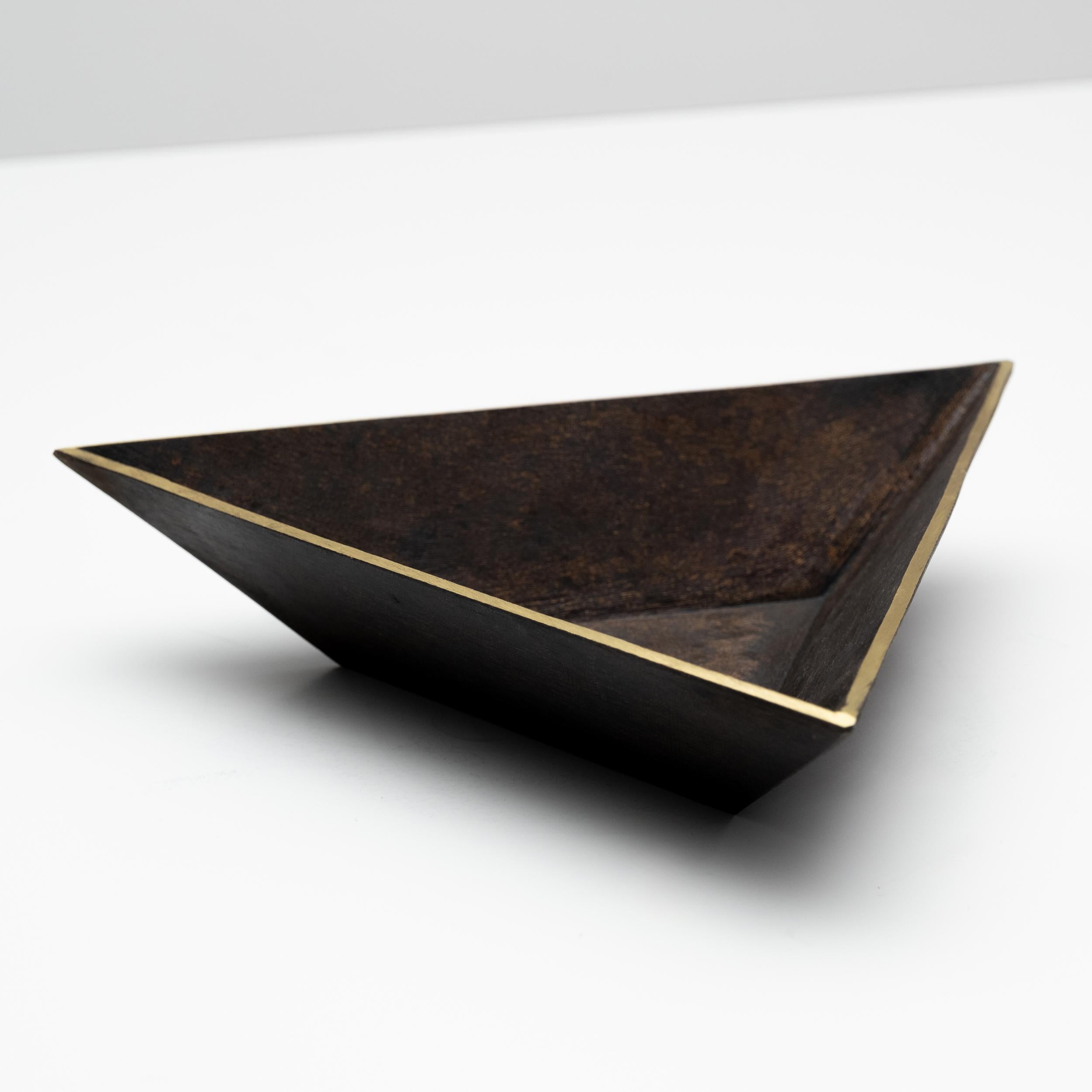 Piatto a triangolo in ottone patinato Carl Auböck Model #4483. Disegnata negli anni '50, questa ciotola viennese incredibilmente raffinata e scultorea è realizzata in ottone lucido e patinato scuro. Originariamente concepito come posacenere, questo