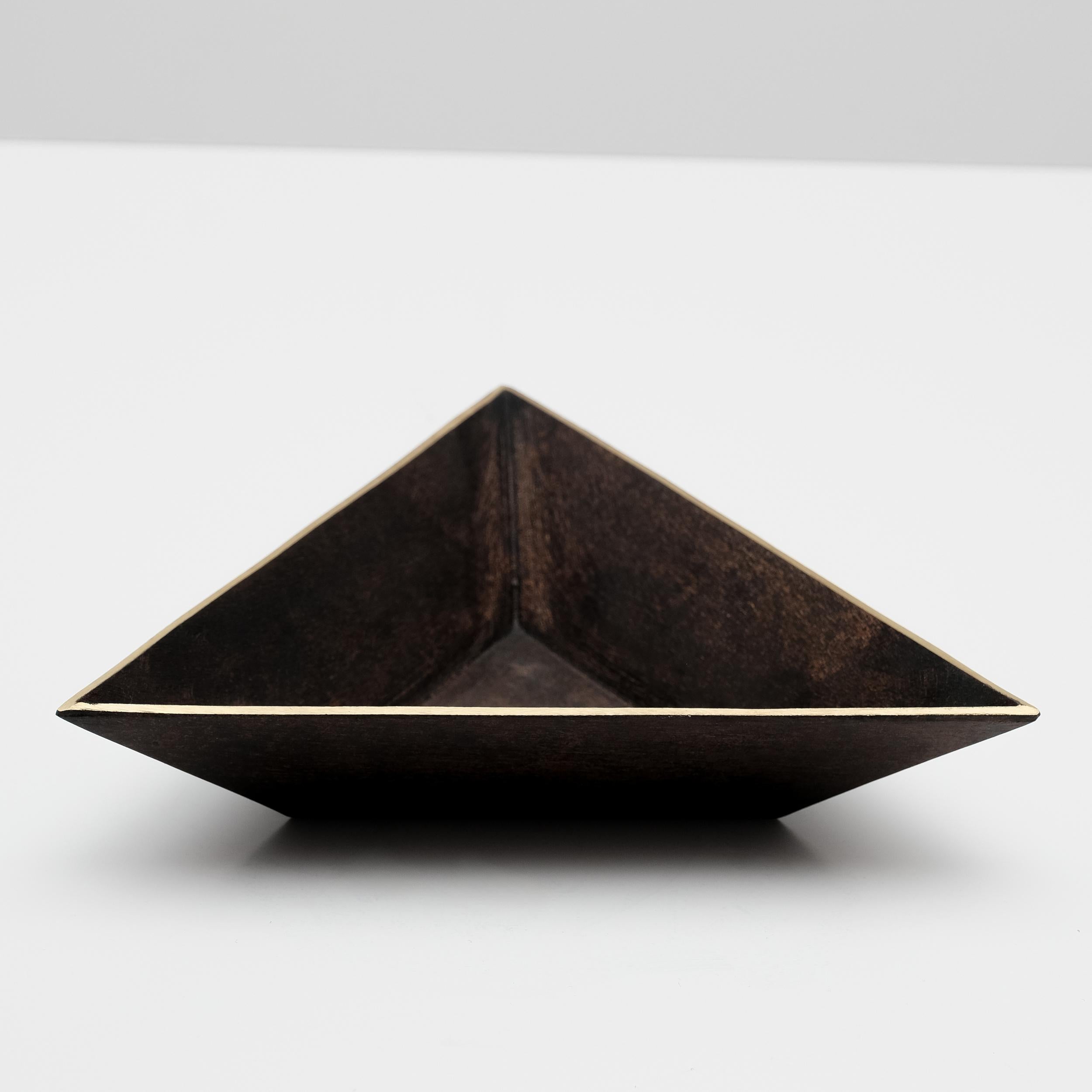 Mid-Century moderno Piatto a triangolo in ottone patinato Carl Auböck modello #4483 in vendita