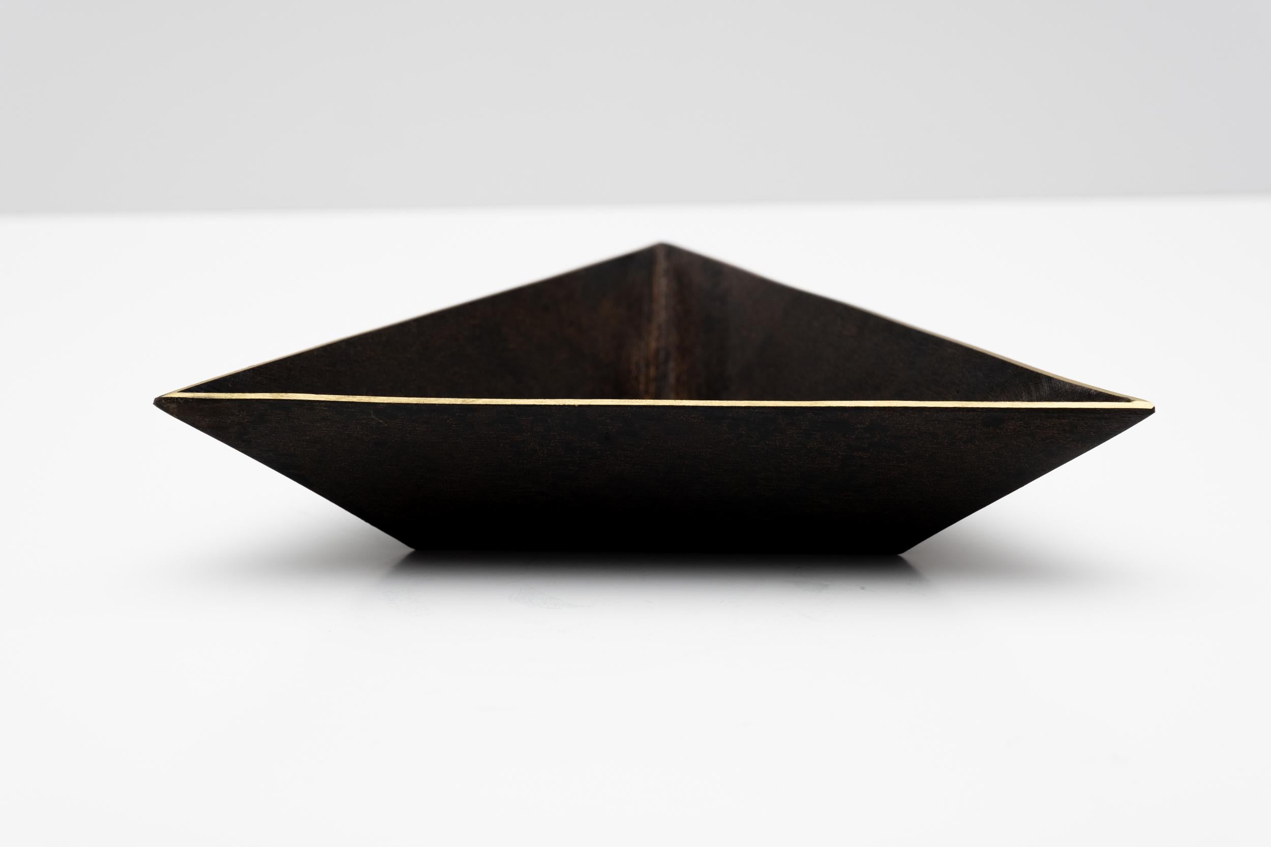 Austriaco Piatto a triangolo in ottone patinato Carl Auböck modello #4483 in vendita