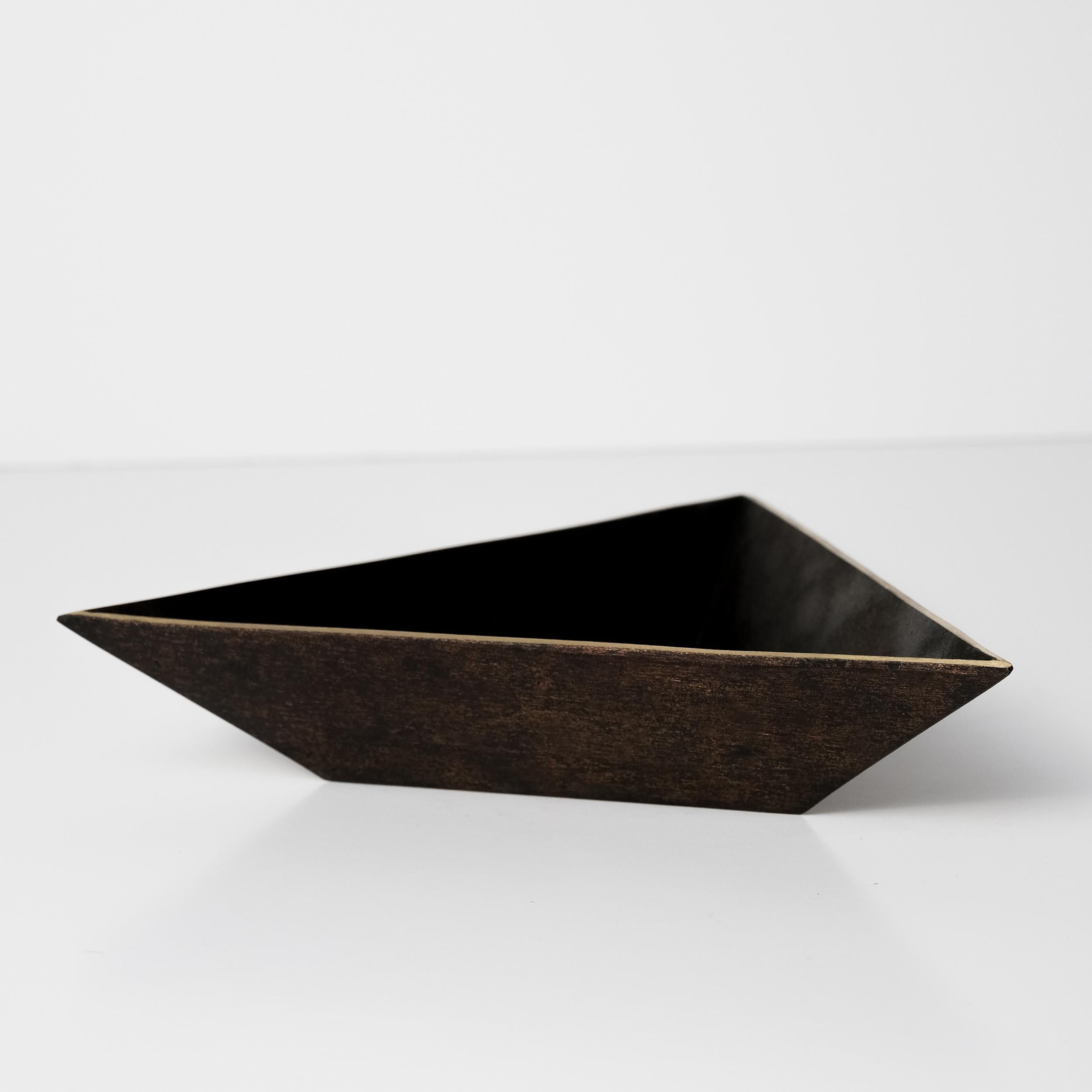 XXI secolo e contemporaneo Piatto a triangolo in ottone patinato Carl Auböck modello #4483 in vendita