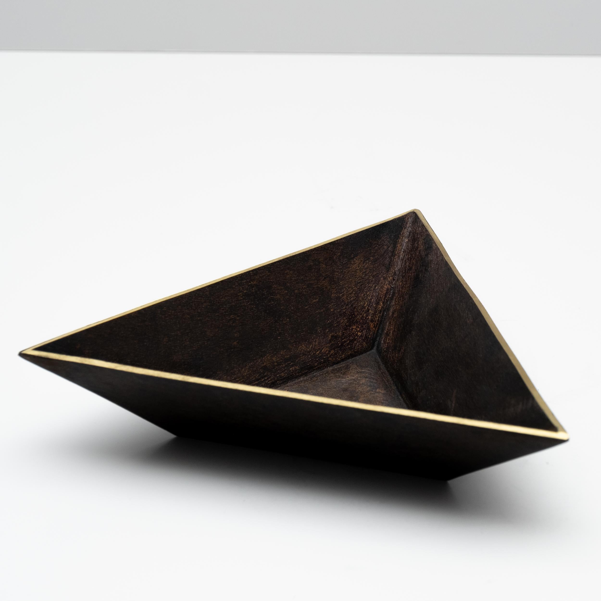 Piatto a triangolo in ottone patinato Carl Auböck modello #4483 in vendita 1
