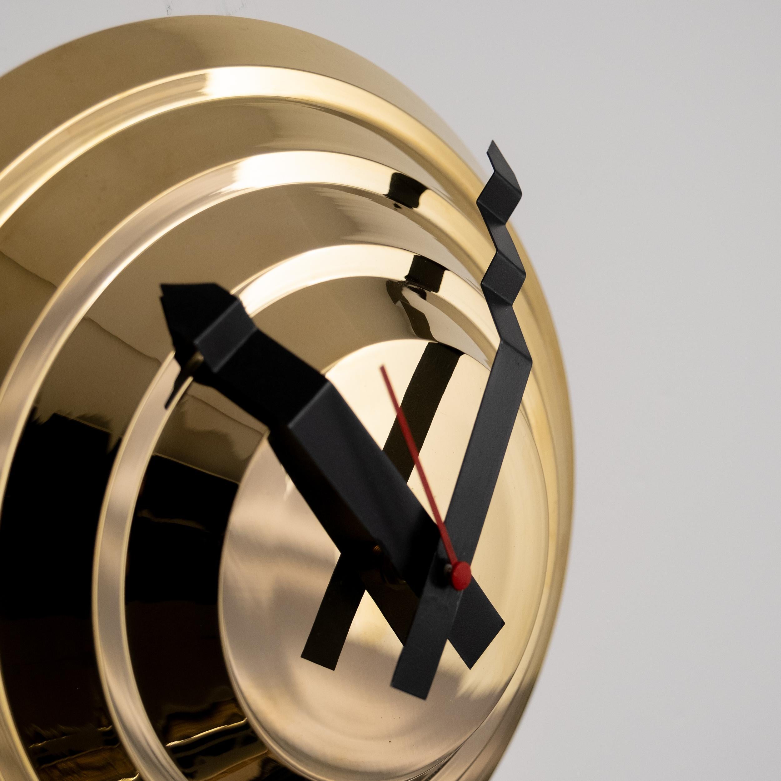 Orologio da parete in ottone di Carl Auböck modello #4629 'Stufenuhr' in vendita 10