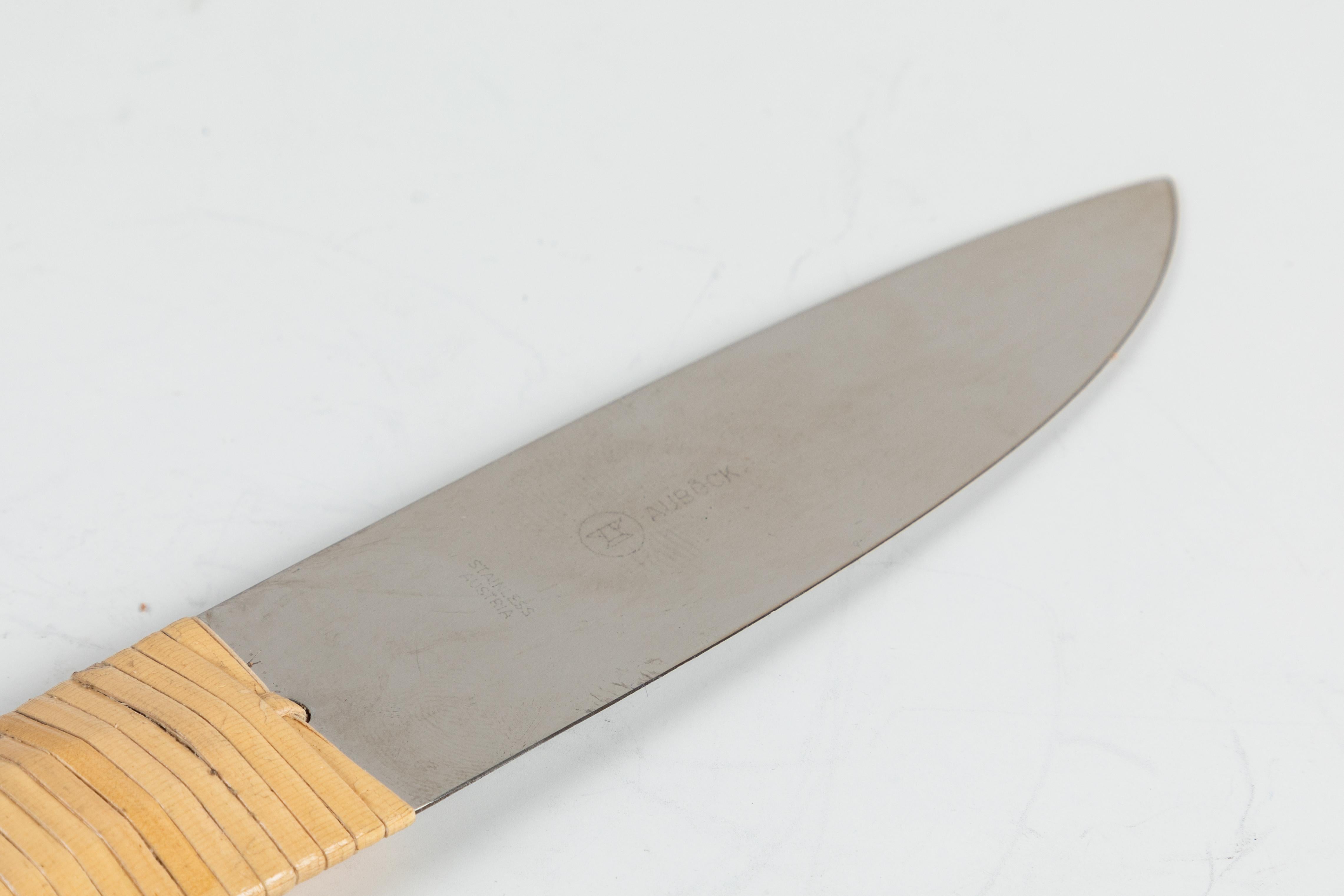 Modell #4828 von Carl Auböck, Rohr- und Stahlmesser. Dieses in den 1950er -ahren entworfene, unglaublich raffinierte und skulpturale Messer ist aus poliertem Stahl und handgeflochtenem Schilfrohr gefertigt.

Preisangabe pro Stück. Dieses Angebot