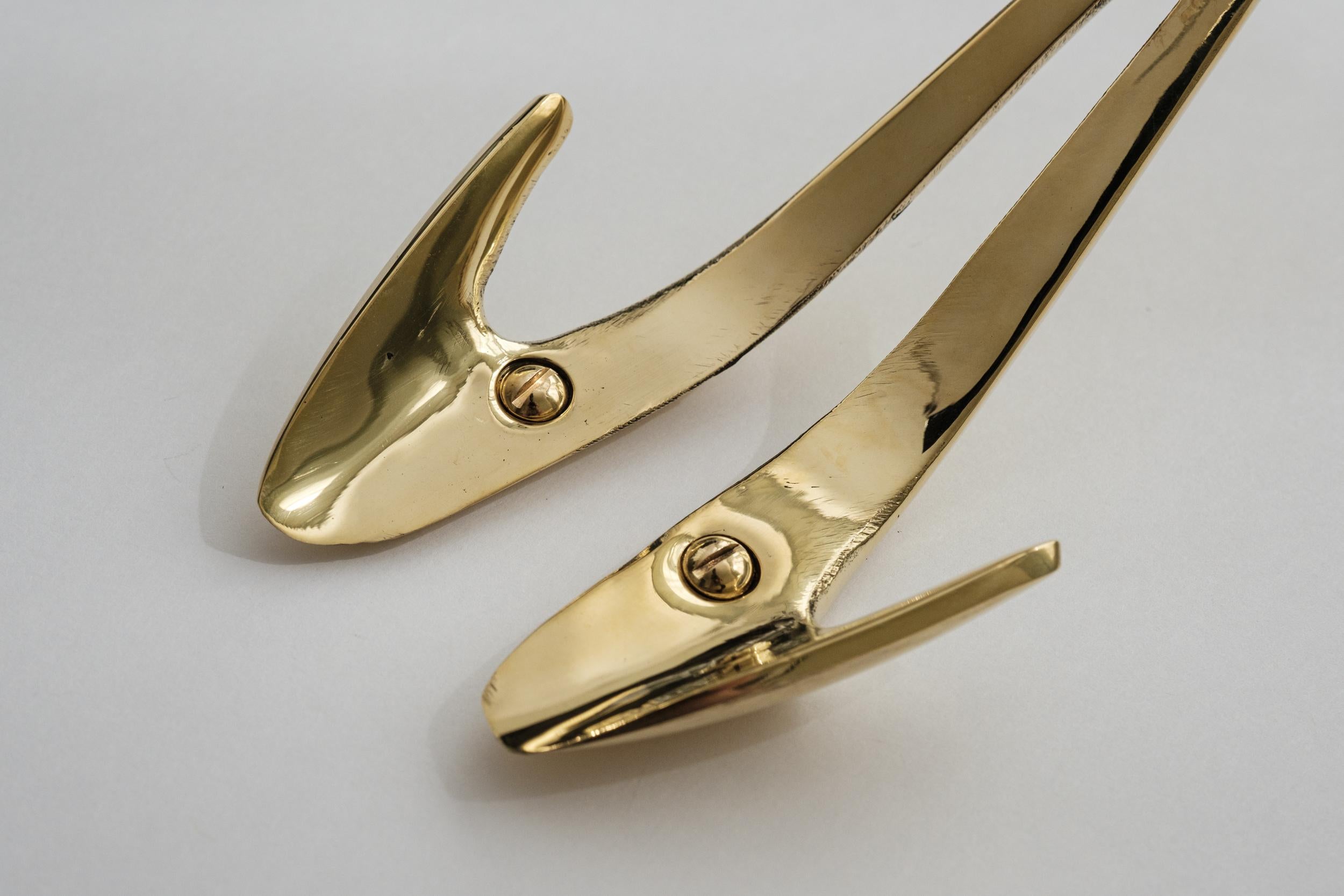Mid-Century moderno Carl Auböck Modello #4994 Gancio in ottone lucidato in vendita