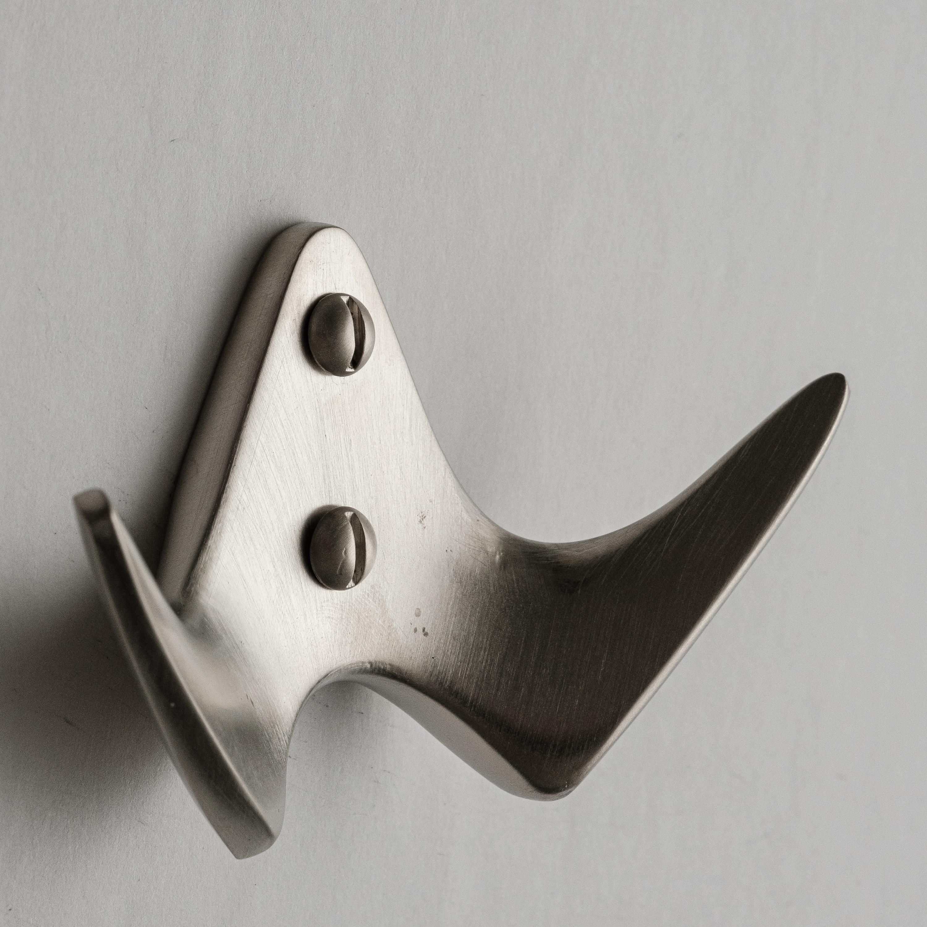 Gancio da parete Carl Auböck Model #4995 in nichel. Disegnato negli anni '50, questo gancio viennese versatile e minimalista è realizzato in nichel spazzolato da Werkstätte Carl Auböck, Austria. Un design classico che si adatta a qualsiasi