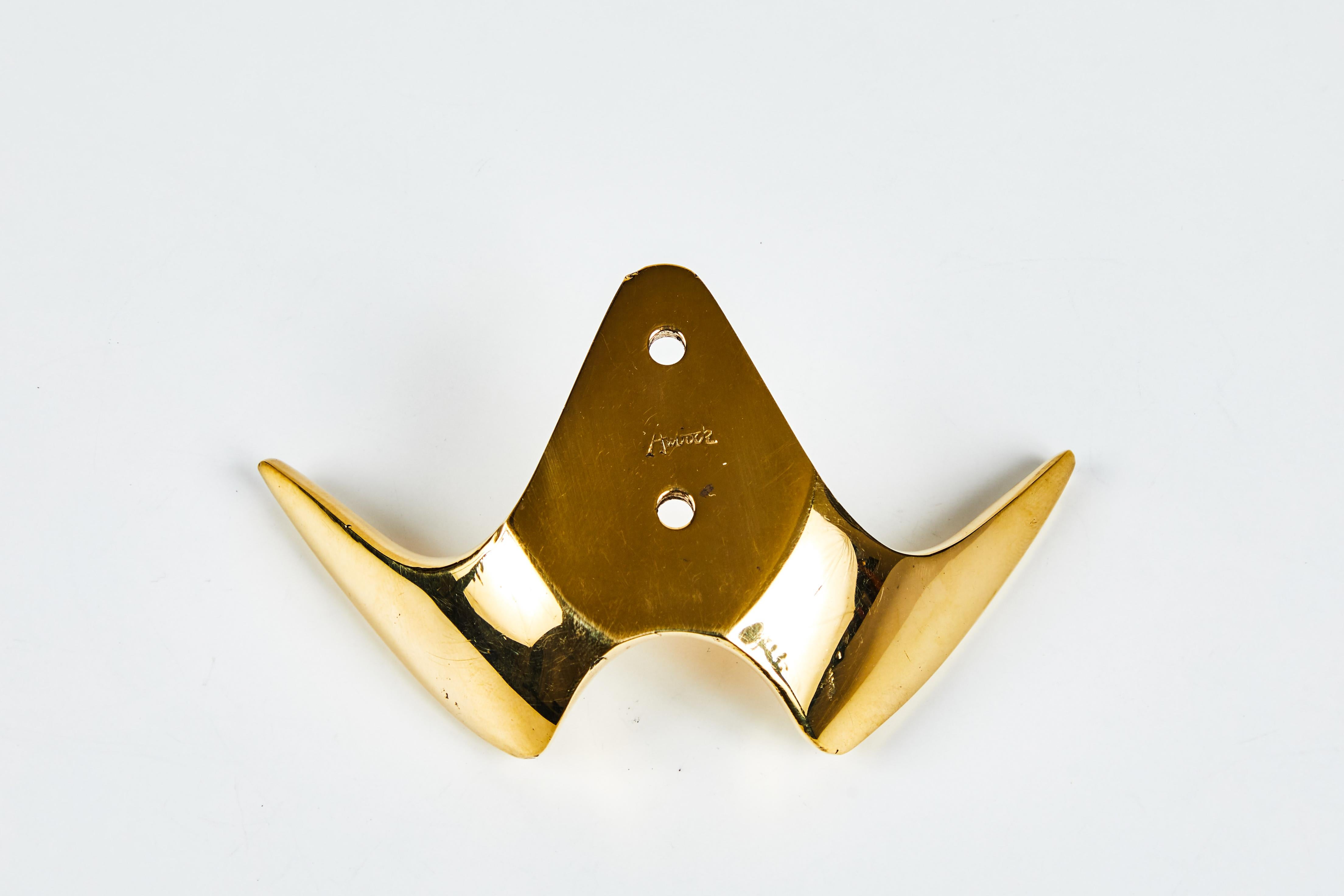 Mid-Century moderno Carl Auböck Modello #4995 Gancio a parete in ottone lucido in vendita
