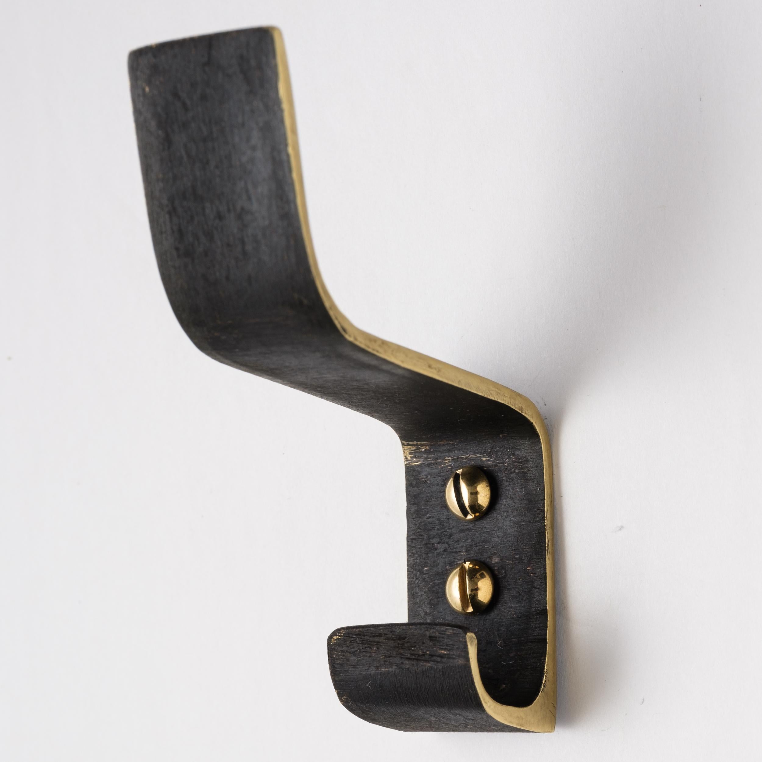 Austriaco Carl Auböck Modello #5261 Gancio in ottone patinato in vendita