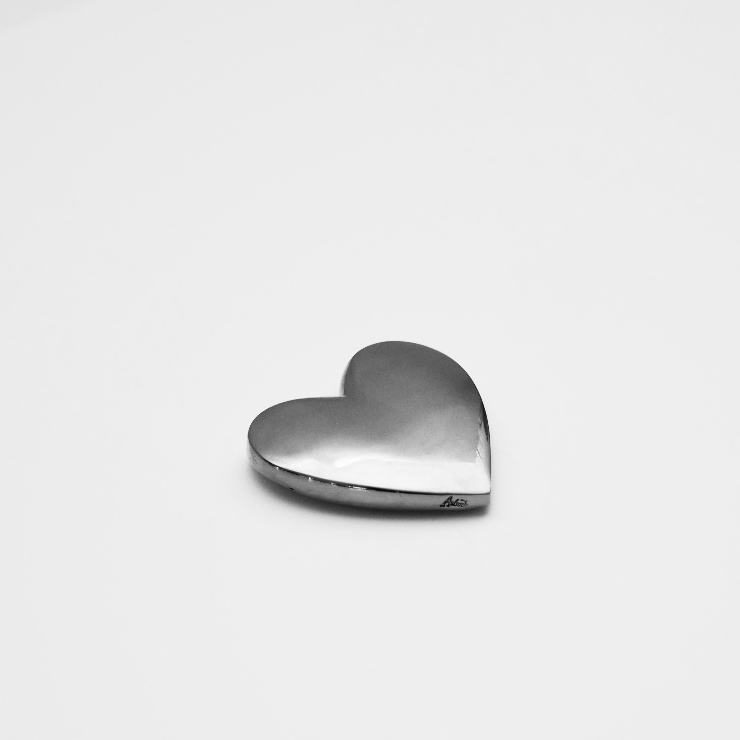 Carl Auböck Modello #5371 'Cuore' fermacarte in nichel lucido. 

Disegnato negli anni '50, questo raffinato fermacarte viennese è realizzato a mano in ottone nichelato lucido da Werkstätte Carl Auböck, Austria. Ogni pezzo presenta il timbro Auböck