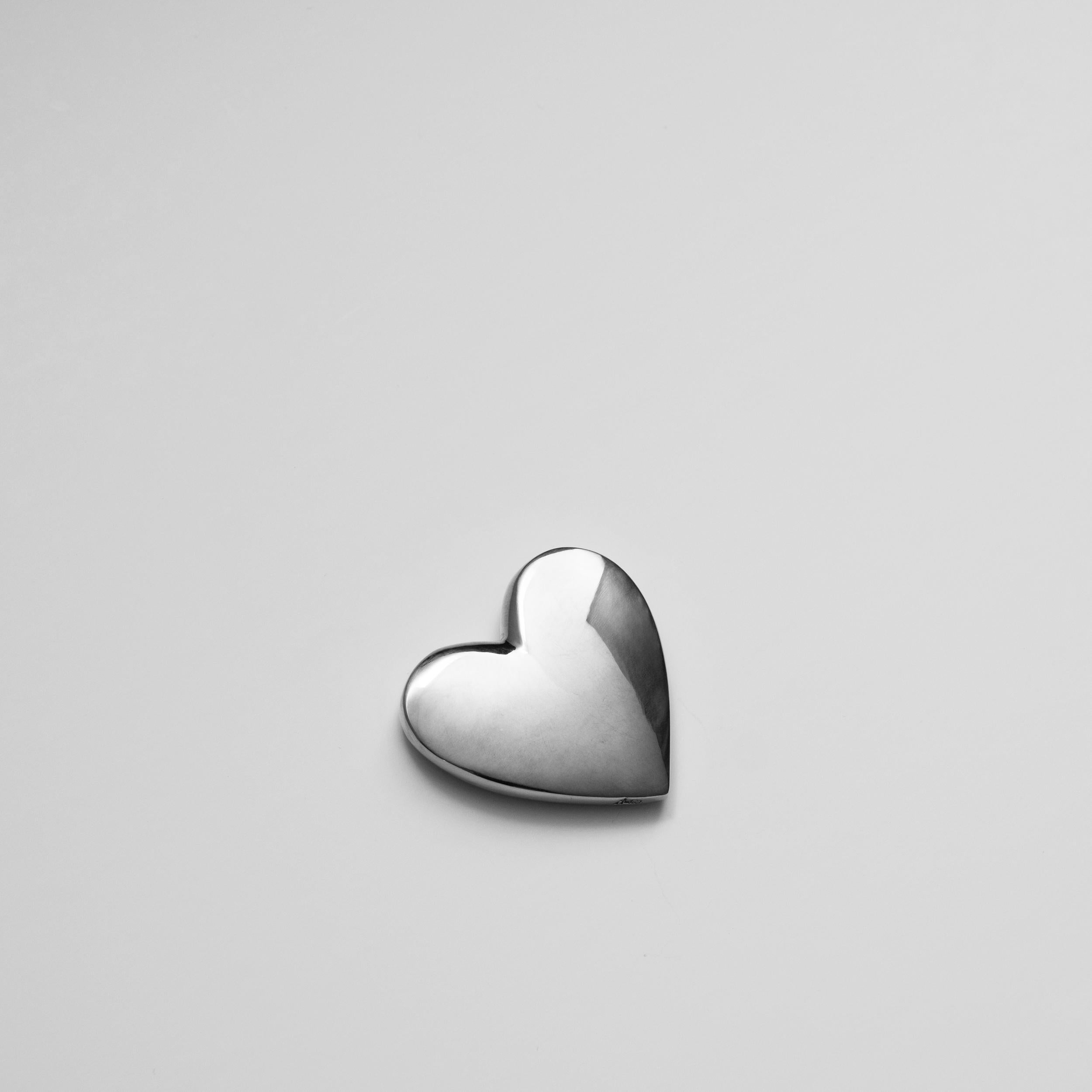 XXI secolo e contemporaneo Carl Auböck Modello #5371 'Cuore' Fermacarte in nichel lucido in vendita