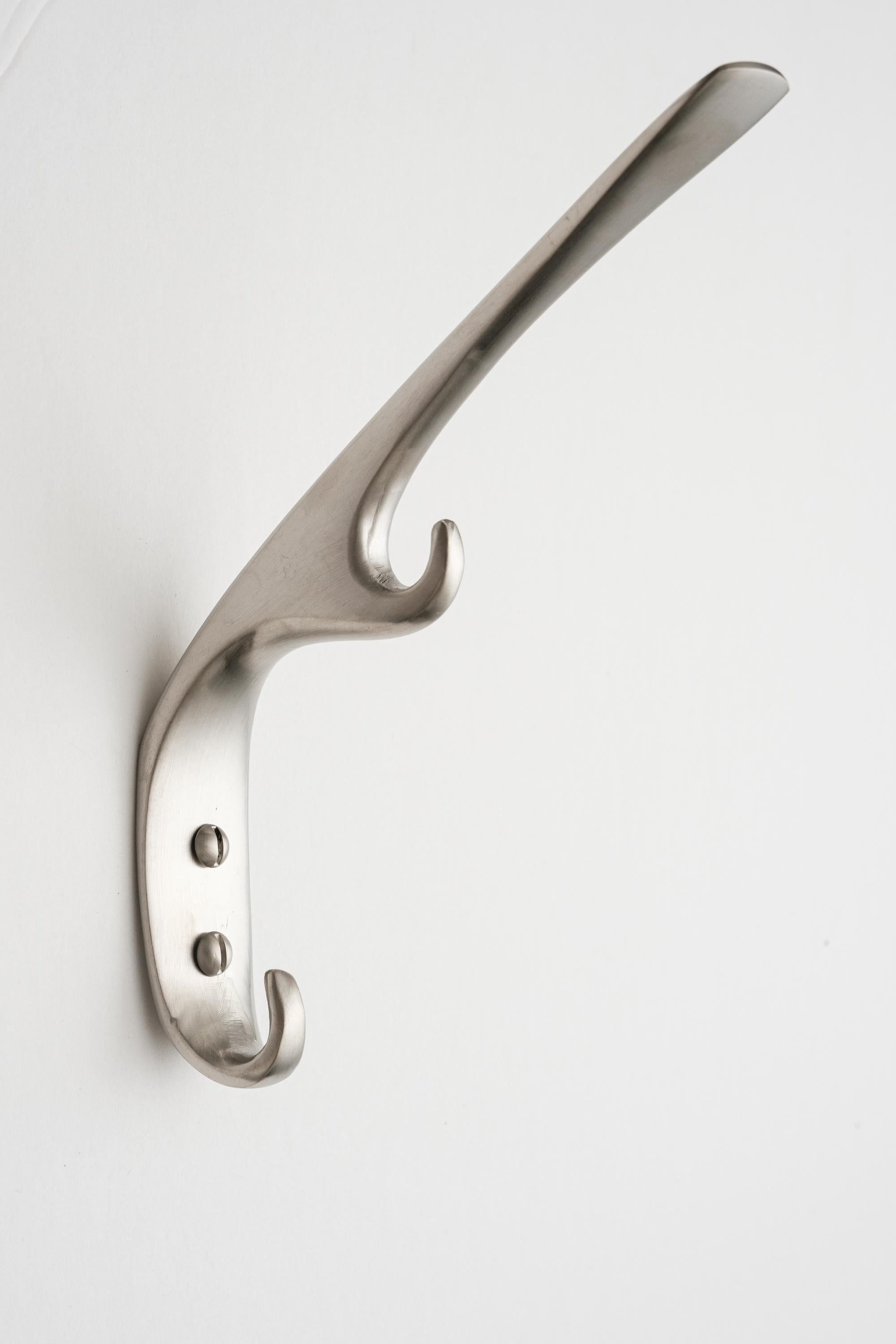 Gancio Carl Auböck #5439 in nichel. Disegnato negli anni '50, questo gancio viennese versatile e minimalista è realizzato in nichel spazzolato da Werkstätte Carl Auböck, Austria.

Prodotto da Carl Auböck IV nel laboratorio originale di Auböck nel 7°