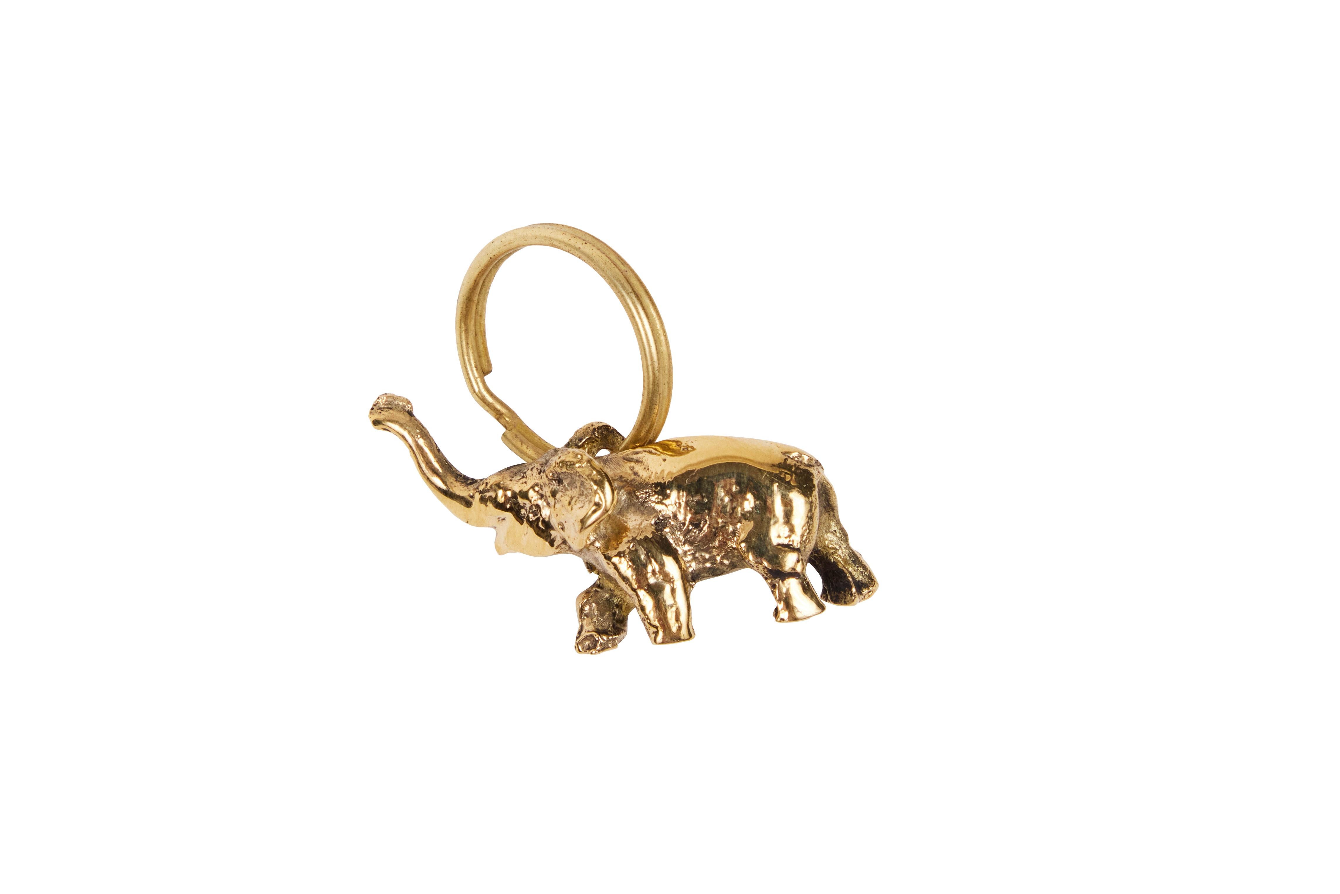 Carl Auböck Modell #5607 'Elefant' Messingfigur Schlüsselanhänger. Dieses in den 1950er Jahren entworfene, unglaublich raffinierte und skulpturale Objekt ist aus poliertem Messing handgefertigt. 

Der Preis gilt pro Stück. Einer auf Lager und bereit